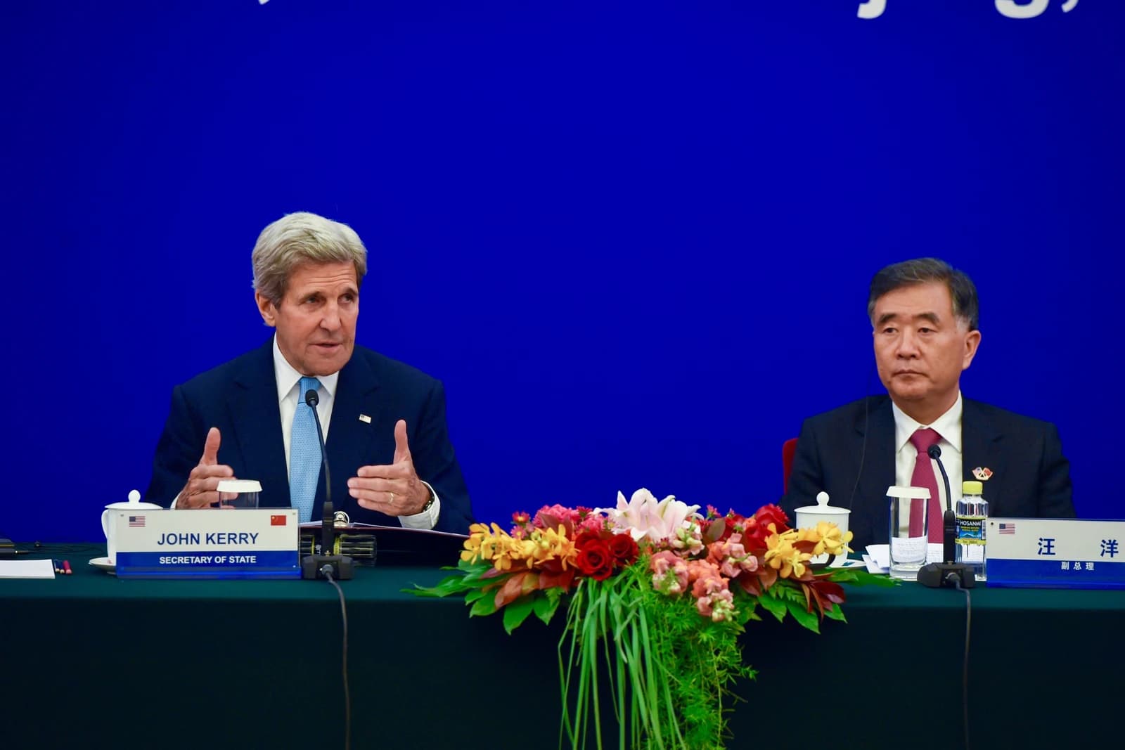 John Kerry, US Secretary of State, and Wang Yang, Chinese Vice Premier, at a conference.