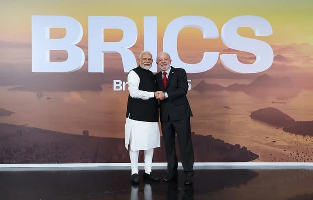 Indian Prime Minister Narendra Modi shakes hands with Brazilian President Luiz Inácio Lula da Silva.