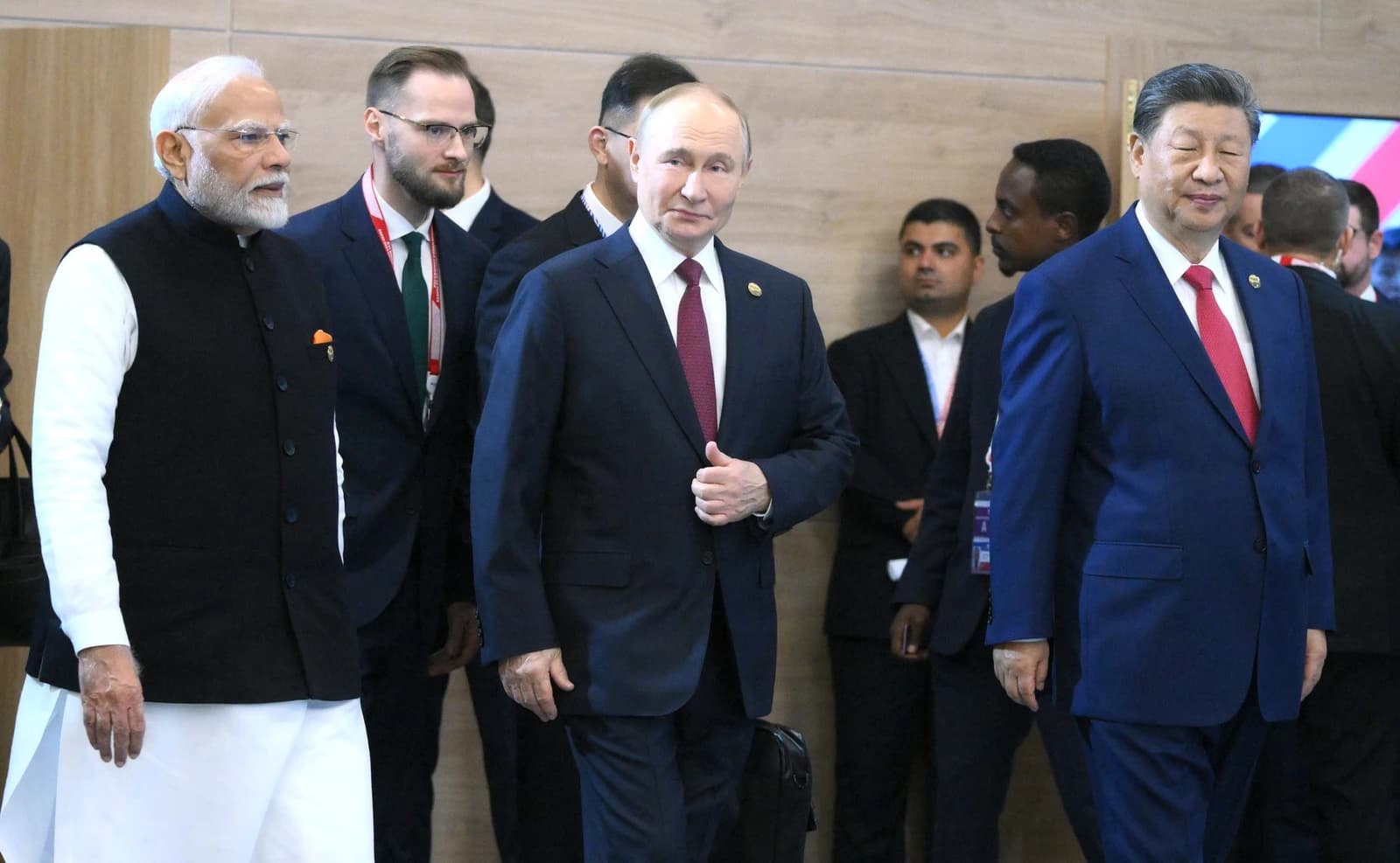 Russian President Vladimir Putin, Indian Prime Minister Narendra Modi, Chinese President Xi Jinping walking together.