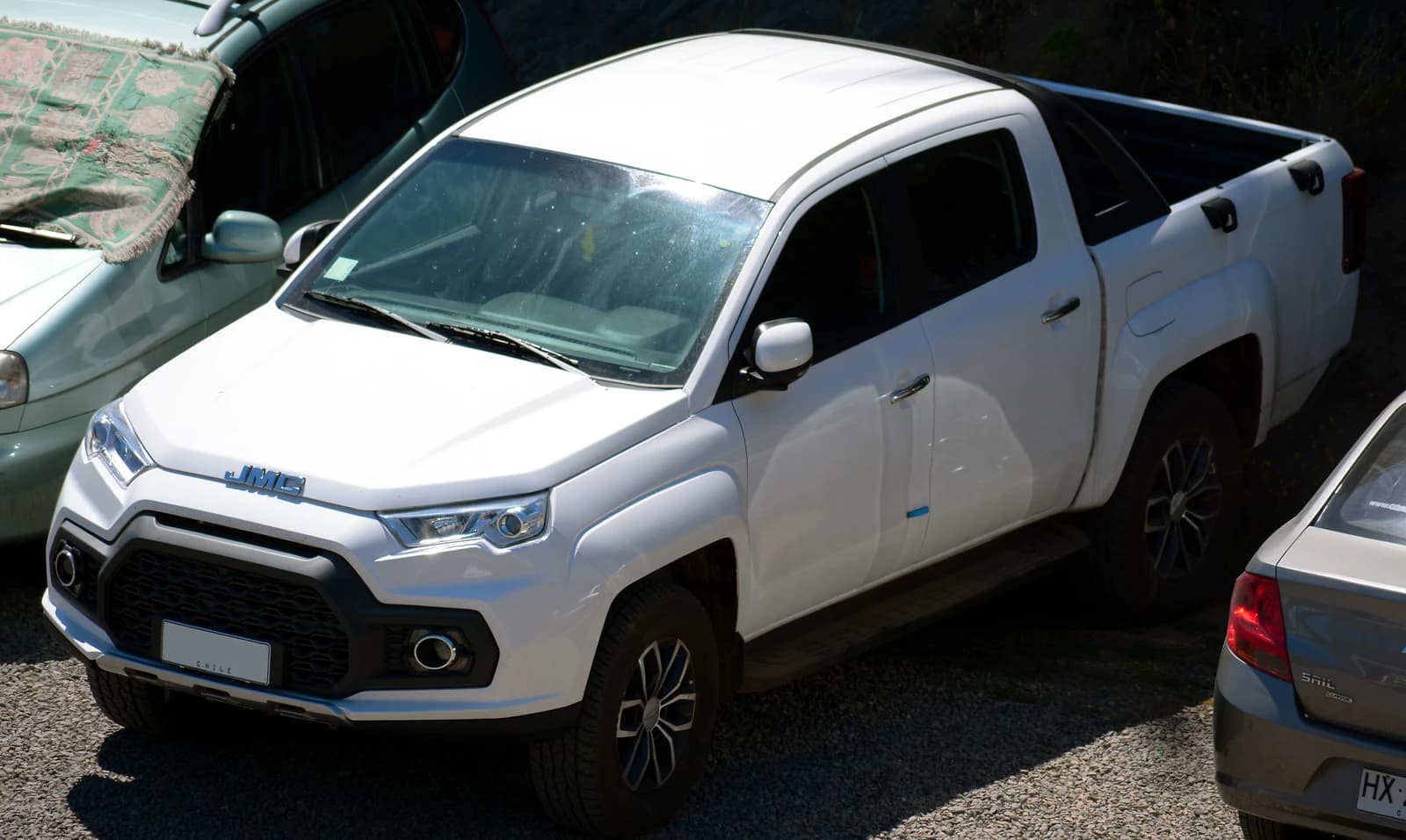 White JMC Vigus Plus TDCi pickup truck parked on a gravel surface.