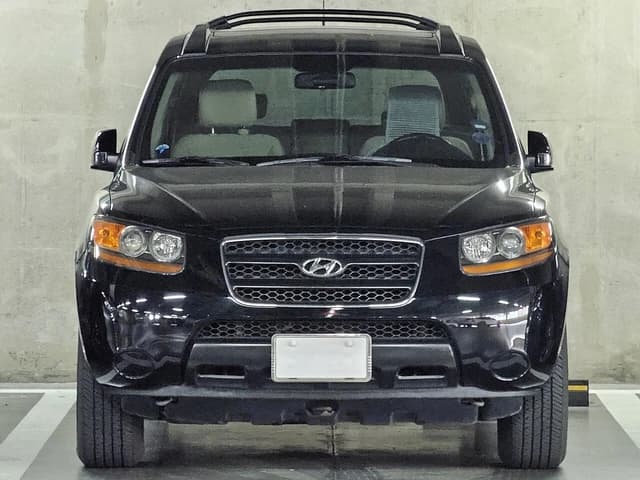 Black Hyundai Santa Fe 2.7 GLS CM parked in an underground garage.