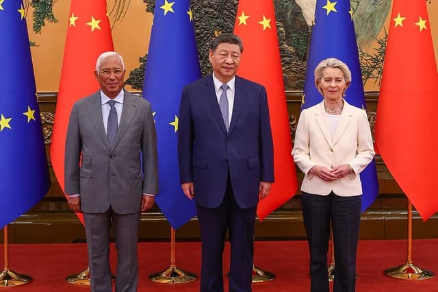 Xi Jinping stands between Ursula von der Leyen and Antonio Costa with flags behind them.