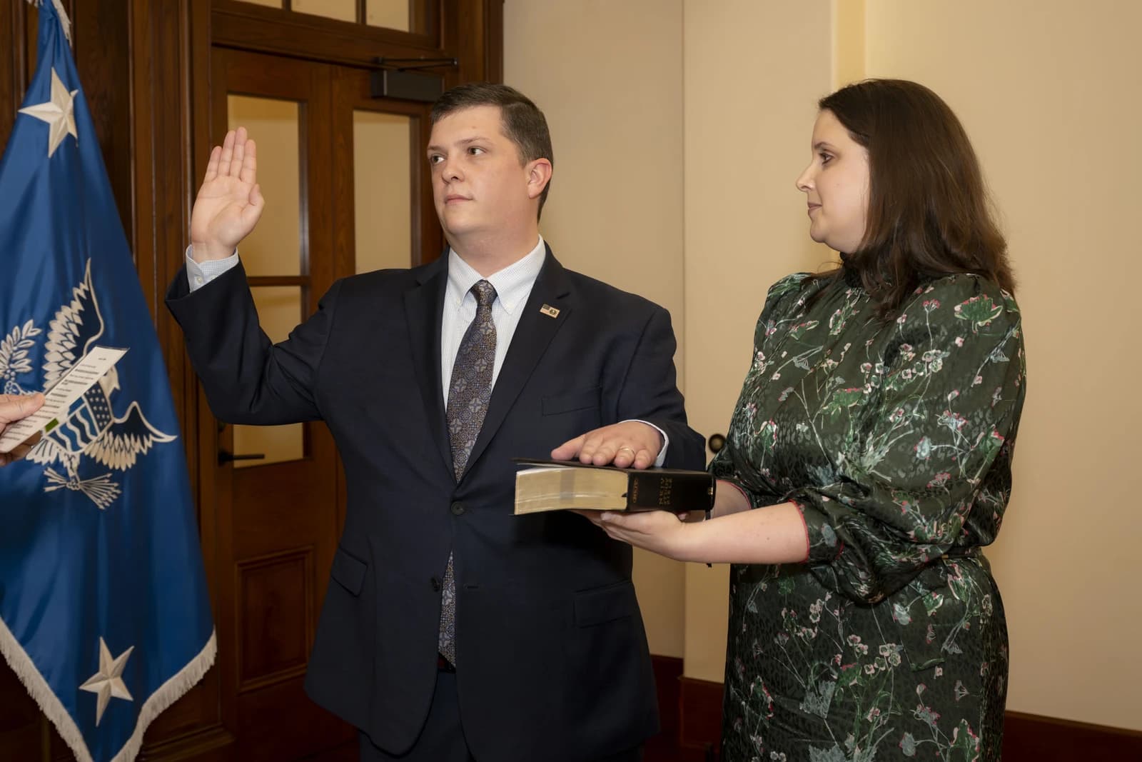 Nick Anderson raises his right hand as he is sworn into his CISA role.