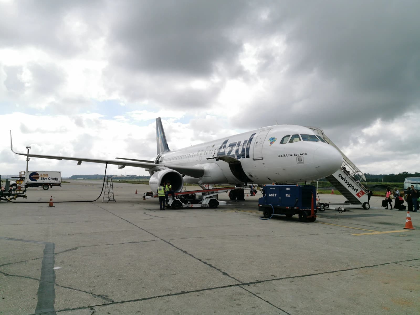 Azul Linhas Aéreas Airbus A320 aircraft parked at São Paulo-Guarulhos International Airport.