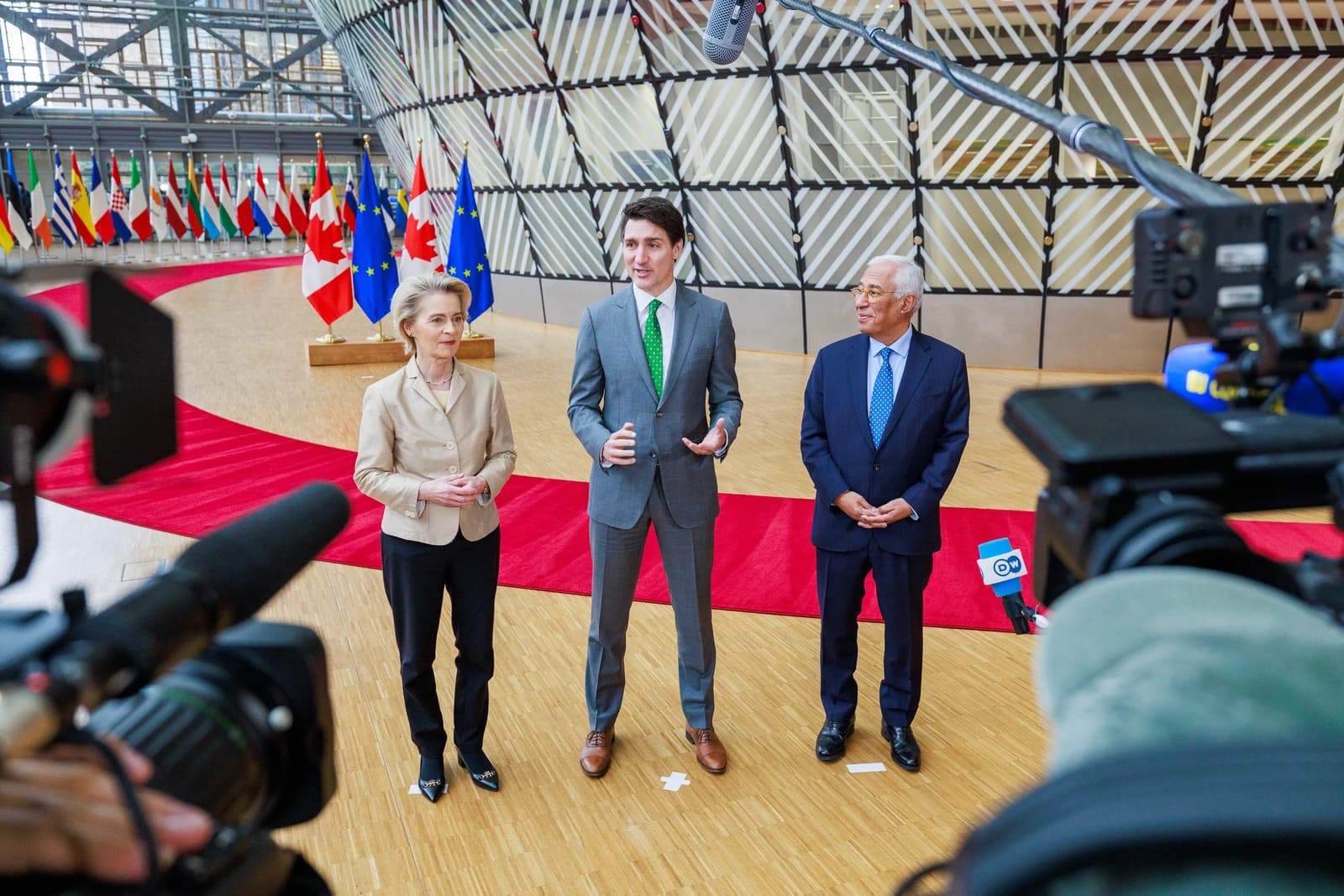 Justin Trudeau, Canadian Prime Minister, speaking at the European Commission with two officials.