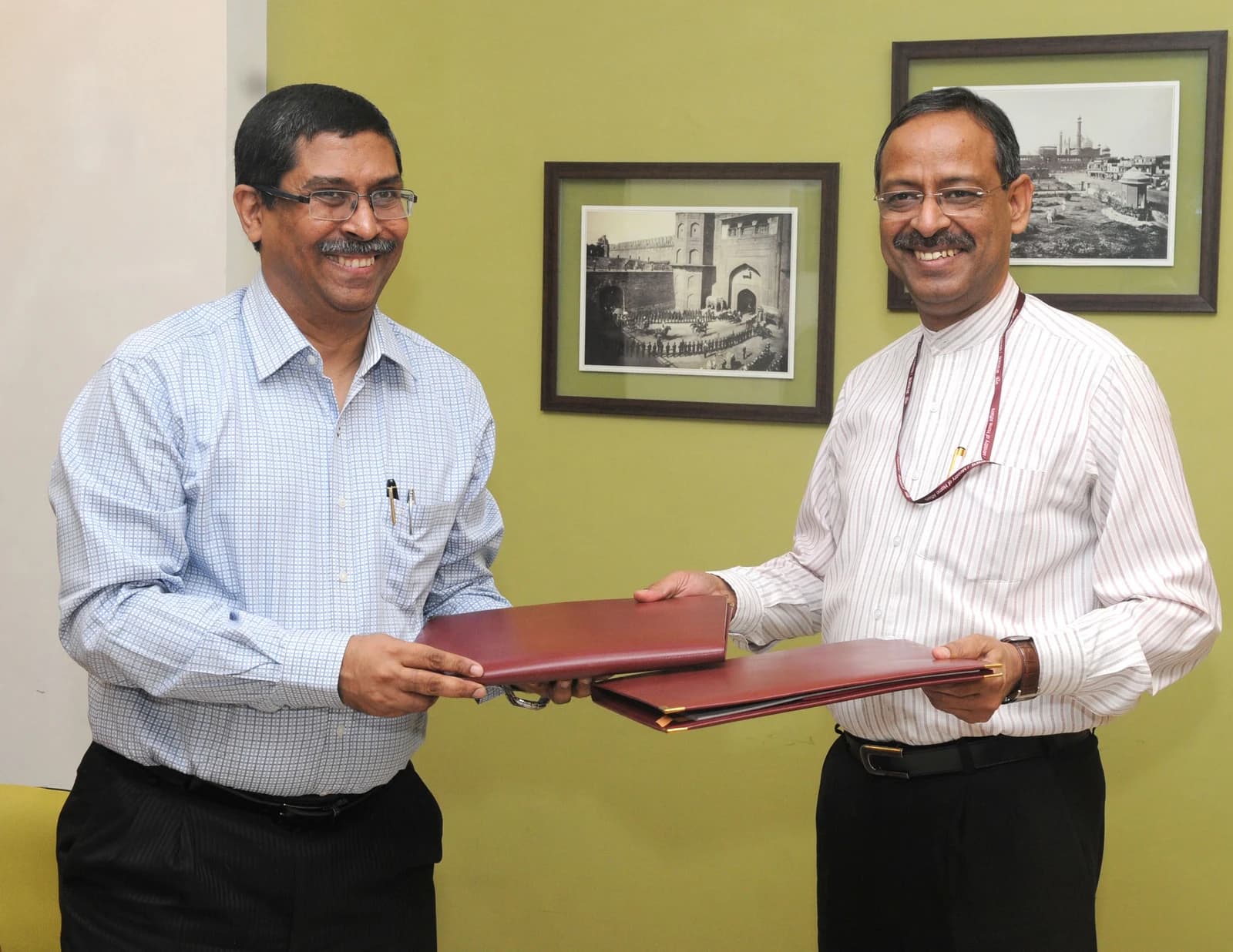 Shri Anil Swarup, Ministry of Coal Secretary, and Shri Sutirtha Bhattacharya, CIL Chairman, exchange documents.