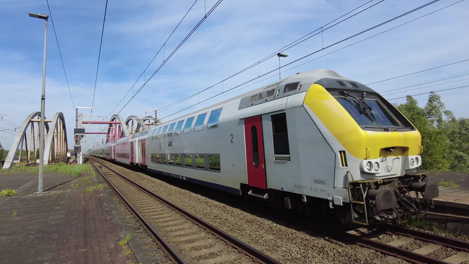 An IC train from Knokke to Brussels Airport is stopped on a track.