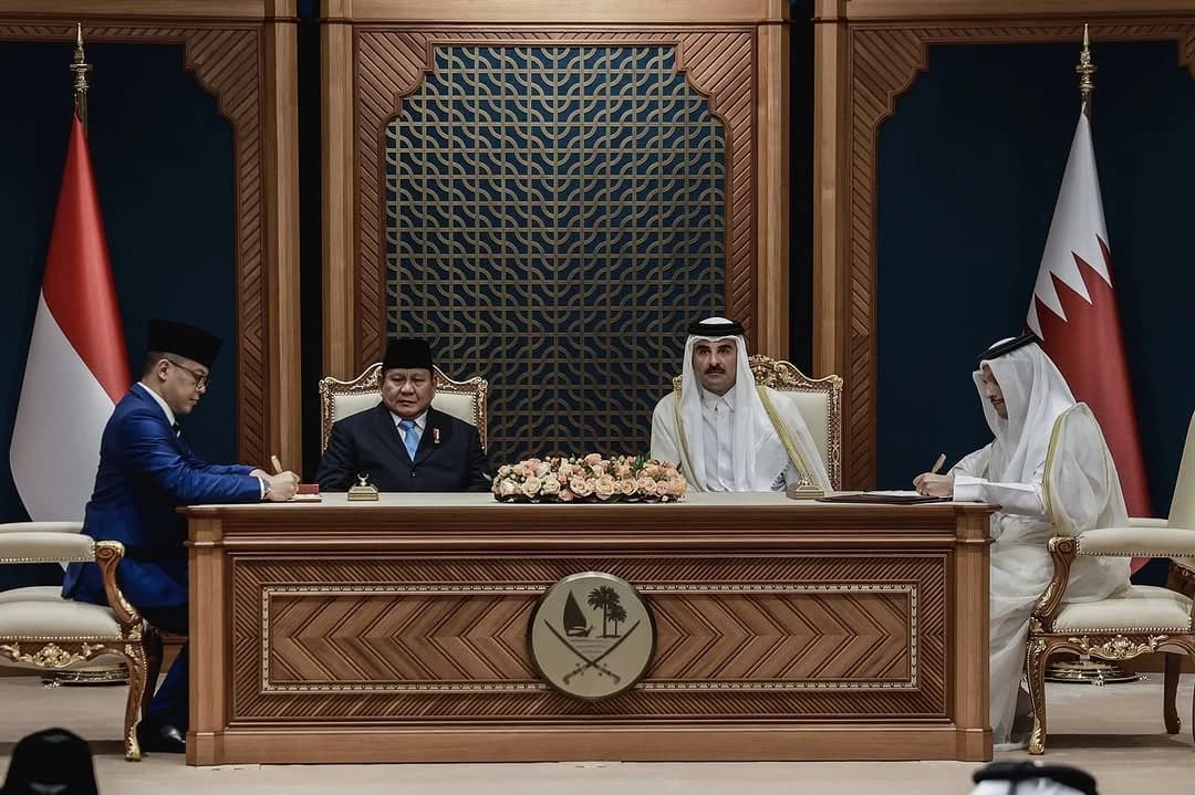 Prabowo Subianto and Emir of Qatar Tamim bin Hamad Al Thani observing a document signing.