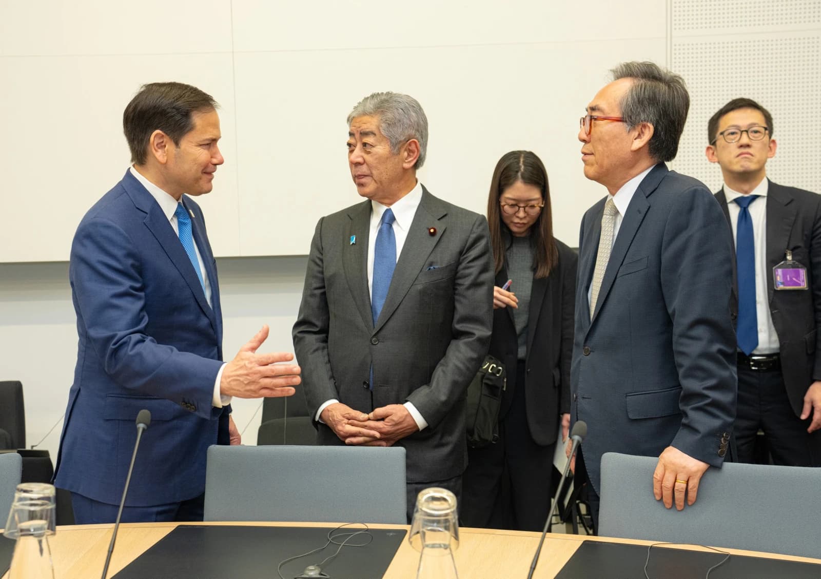 Secretary Rubio speaking with Japanese and South Korean Foreign Ministers at a conference.