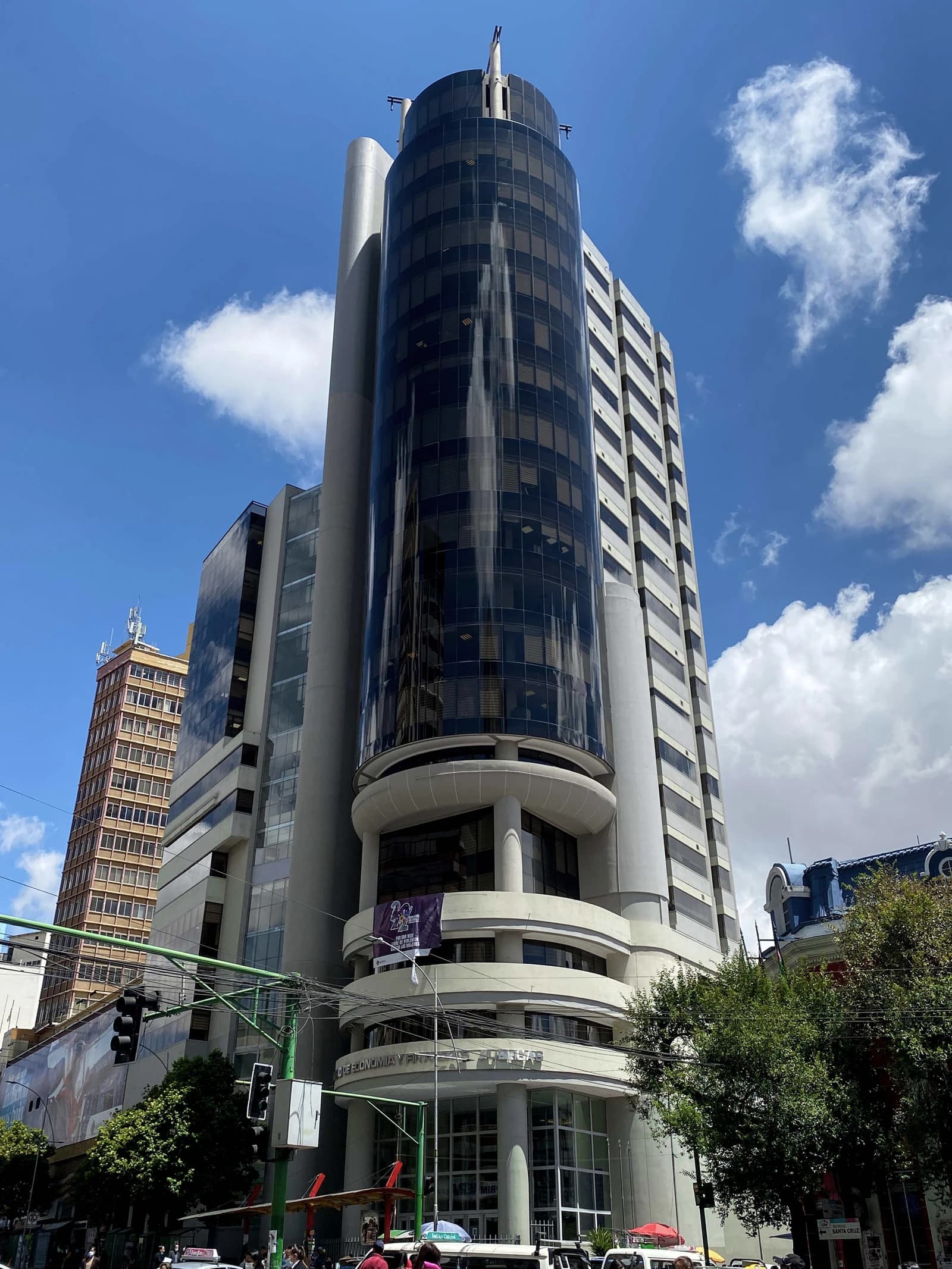 Exterior of the Ministry of Economy and Public Finance building in a city.