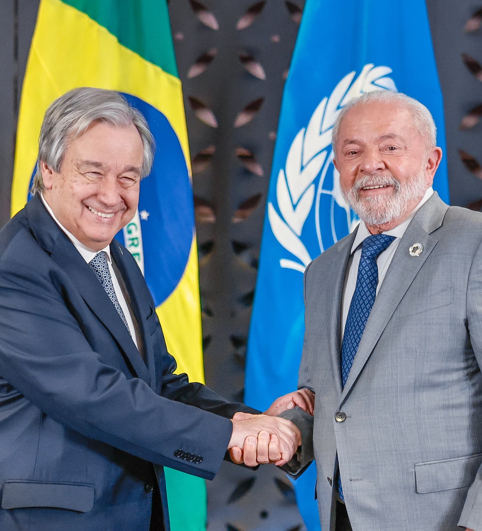 António Guterres, UN Secretary-General, shakes hands with Luiz Inácio Lula da Silva, President of Brazil.