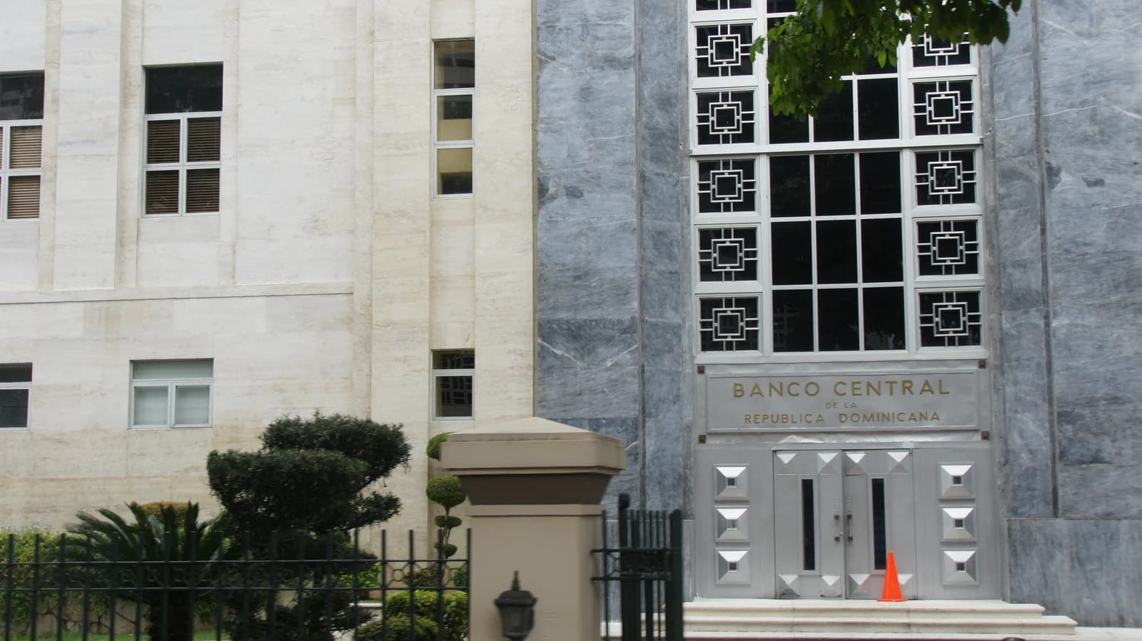 Exterior of the Banco Central de la República Dominicana building with grand entrance.