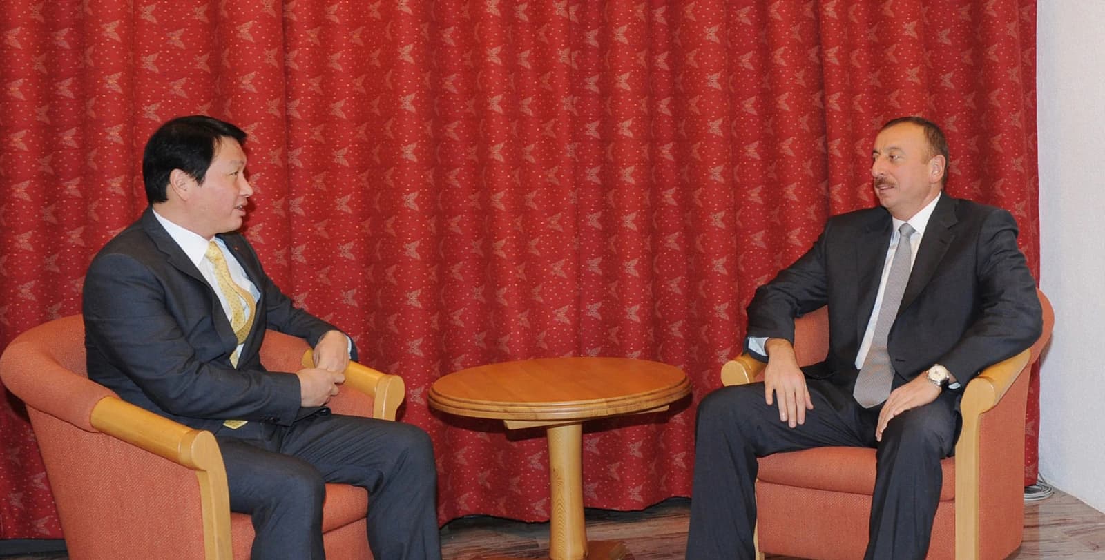 Ilham Aliyev, President of Azerbaijan, and Chey Tae-Won, Chairman of SK Group, meet indoors.