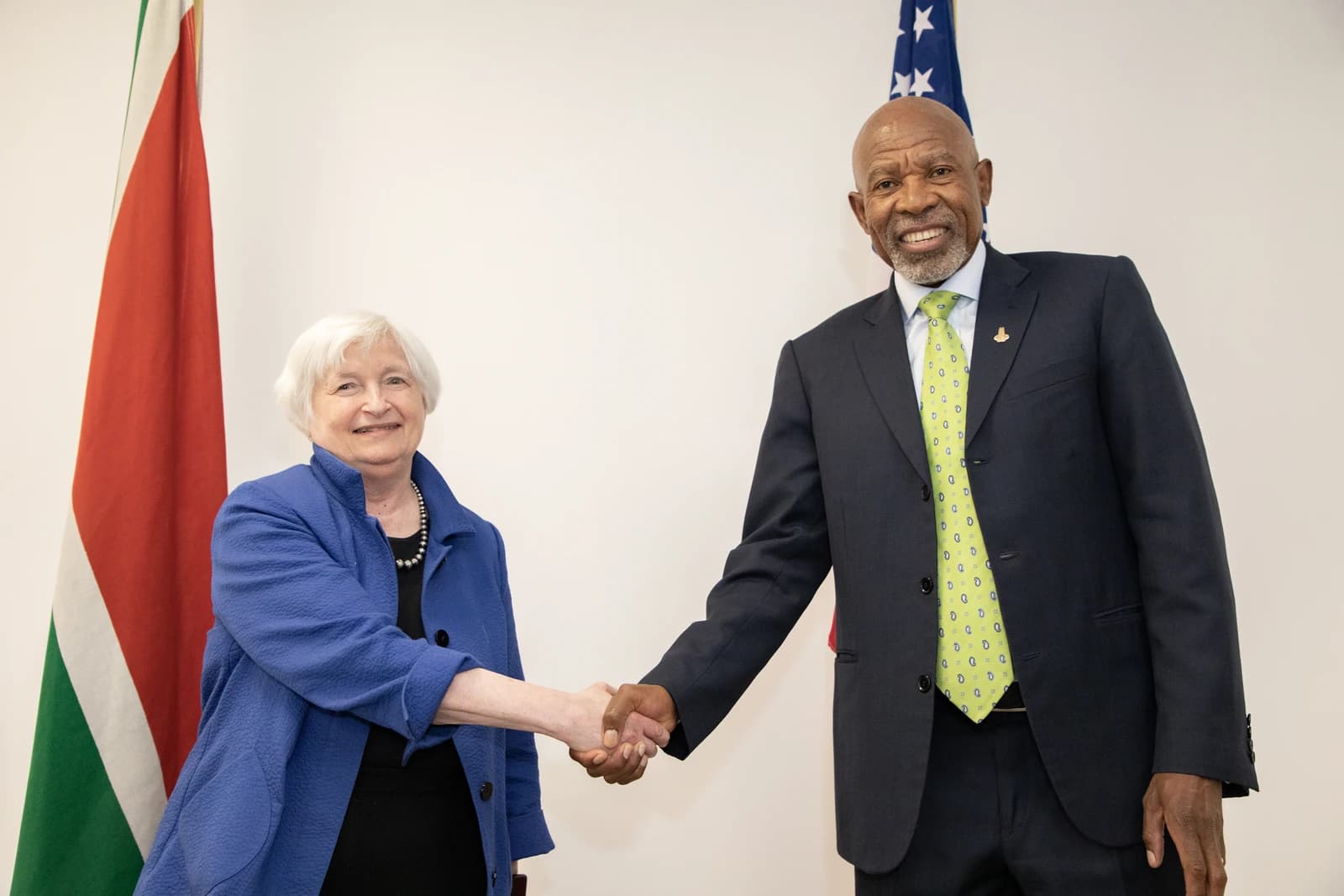 Janet Yellen, US Treasury Secretary, shakes hands with Lesetja Kganyago, SARB Governor.