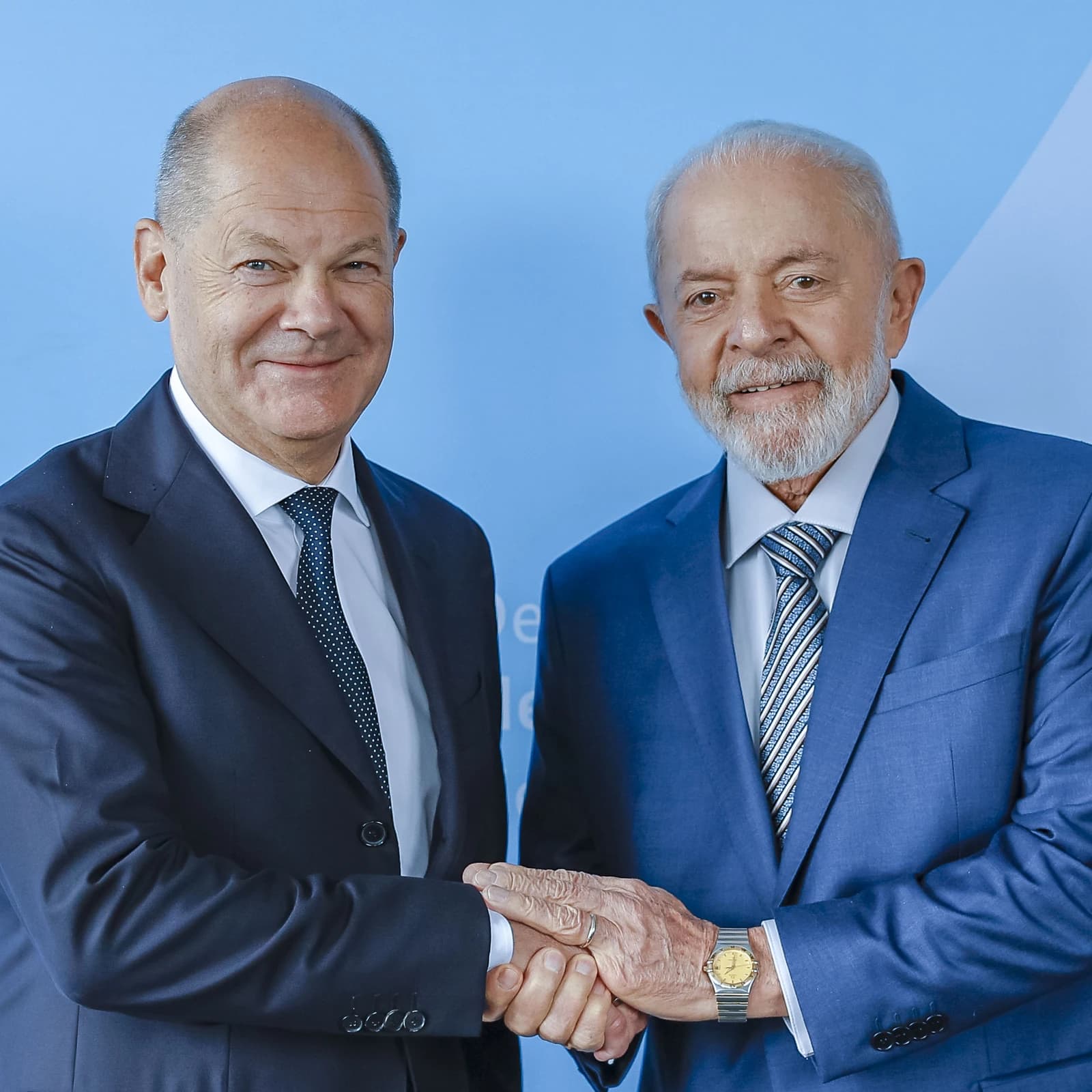 Olaf Scholz, Chancellor of Germany, and Luiz Inácio Lula da Silva, President of Brazil, shaking hands.