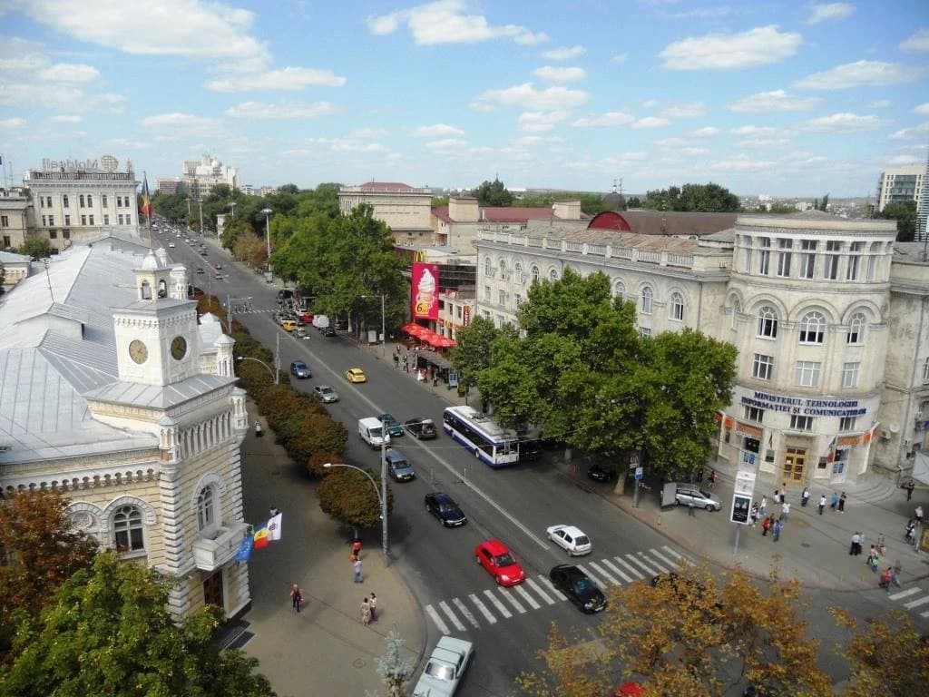 Aerial view of Bulevardul Ștefan cel Mare in Chisinau, Moldova, with cars and pedestrians.