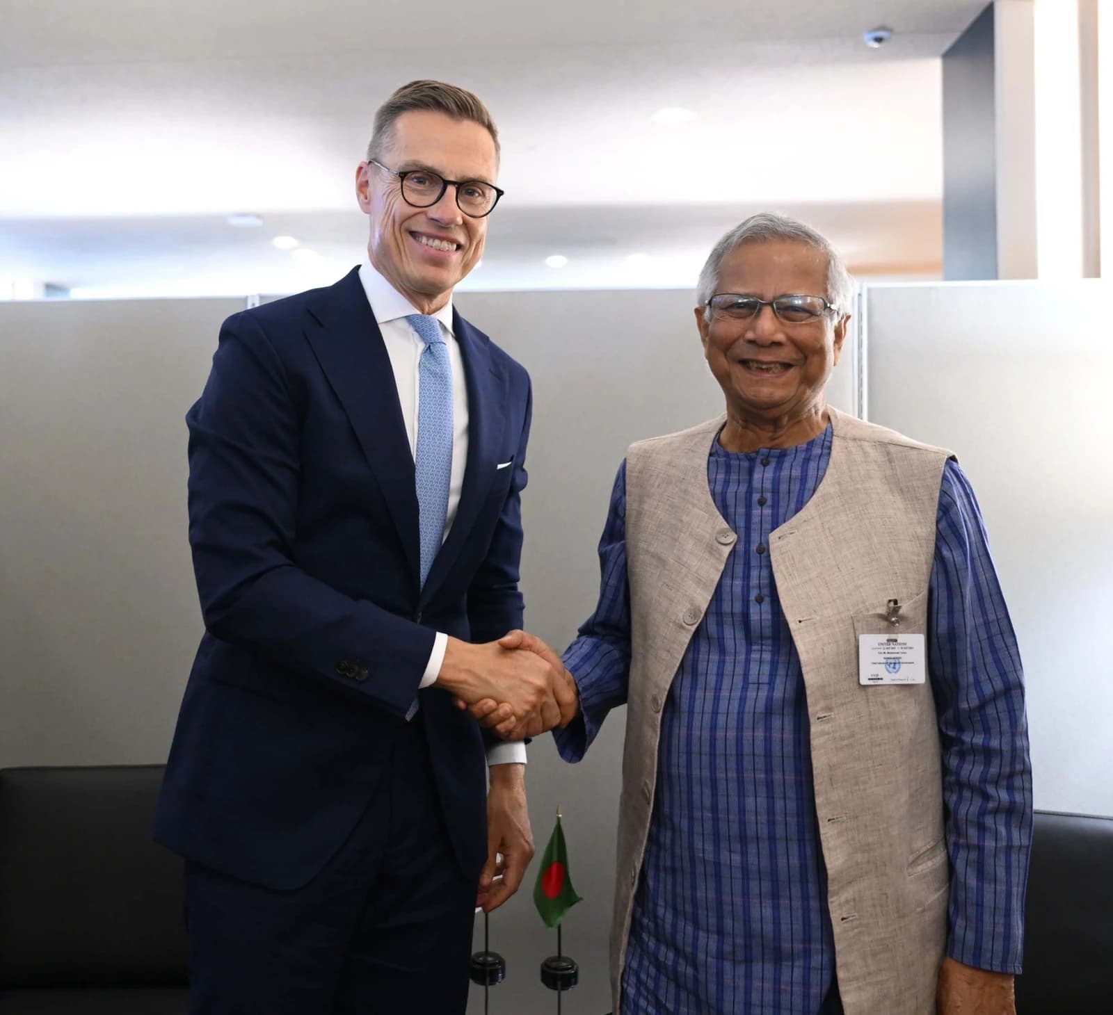 President Alexander Stubb of Finland shaking hands with Chief Advisor Professor Muhammad Yunus.
