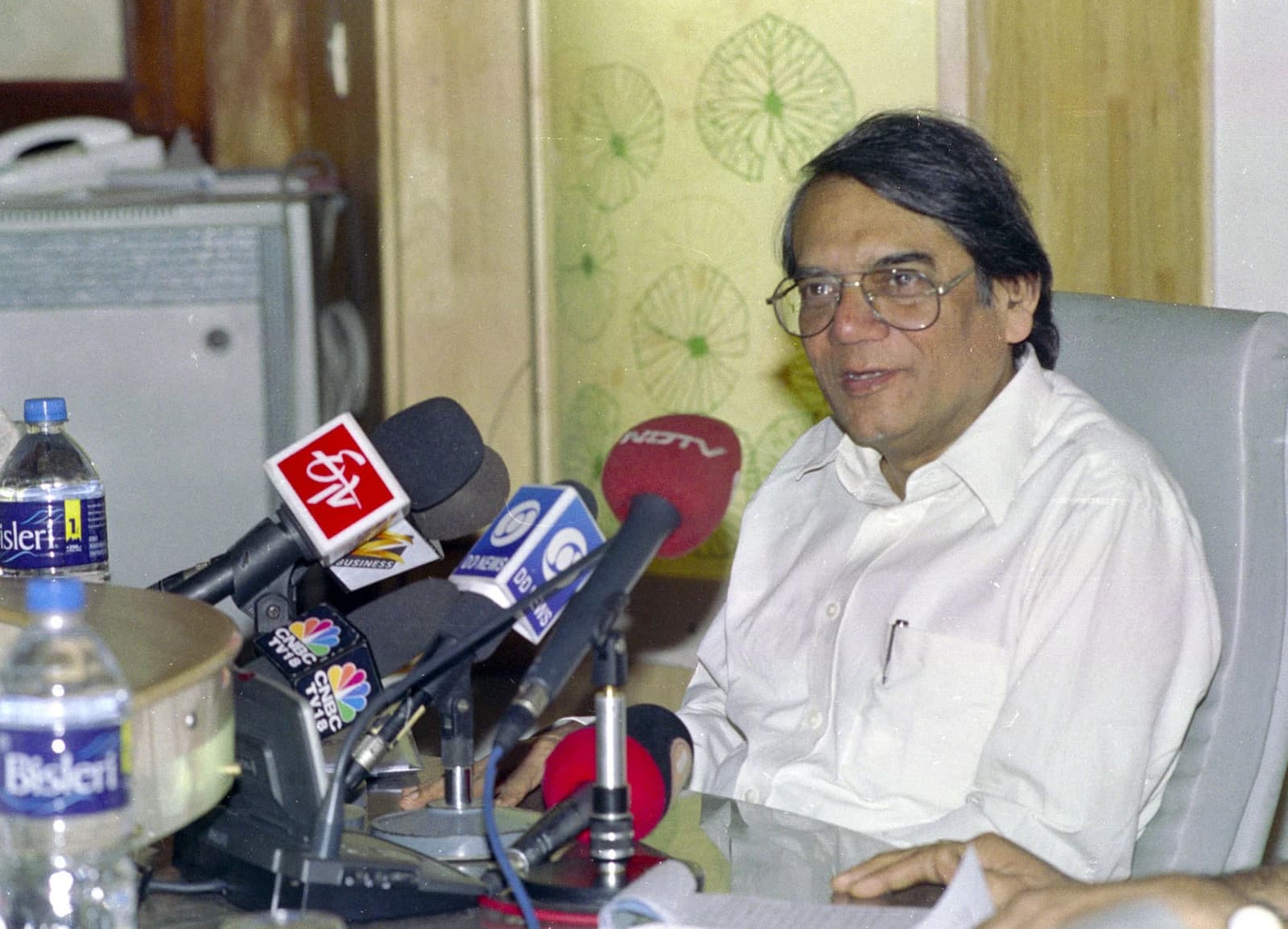 Shri Rakesh Mohan, Secretary of Ministry of Finance, briefing the press in New Delhi.