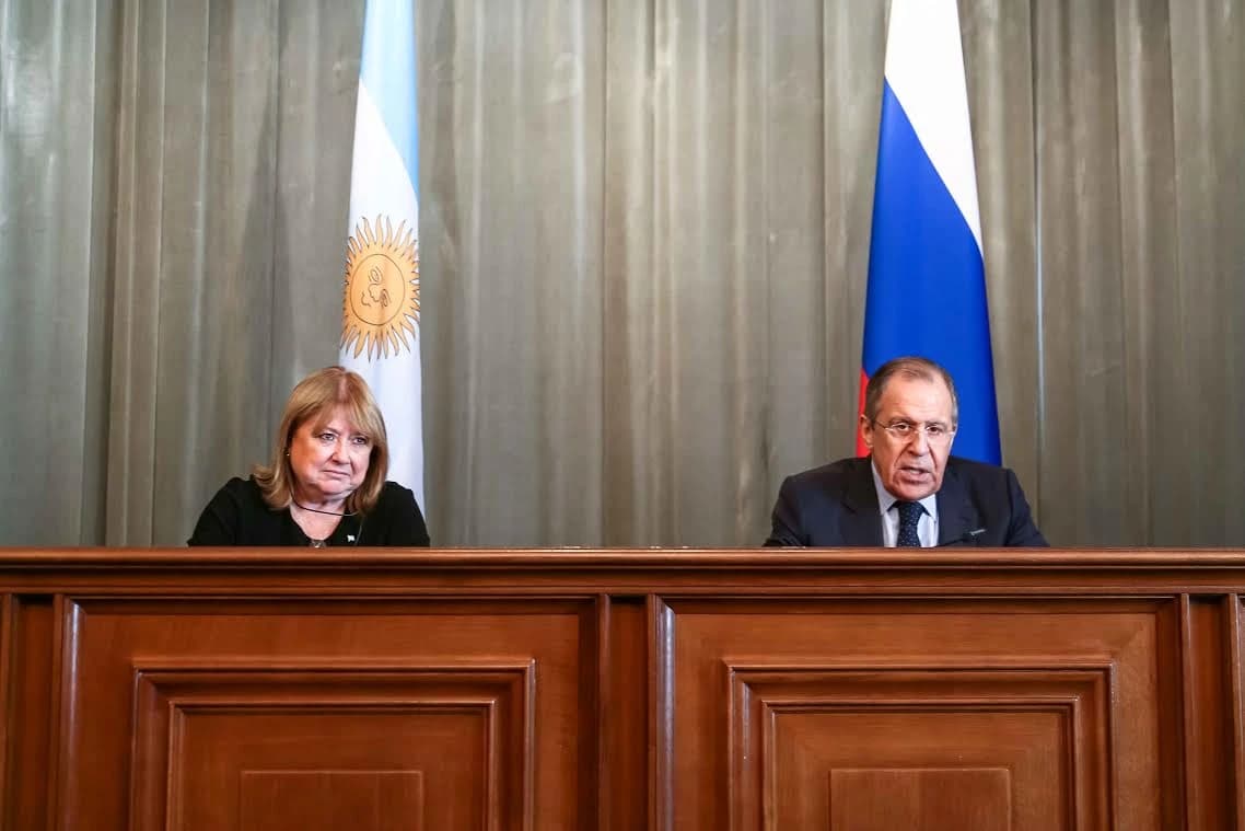 Susana Malcorra, Argentinian politician, and Sergey Lavrov, Russian Foreign Minister, sit at a table.