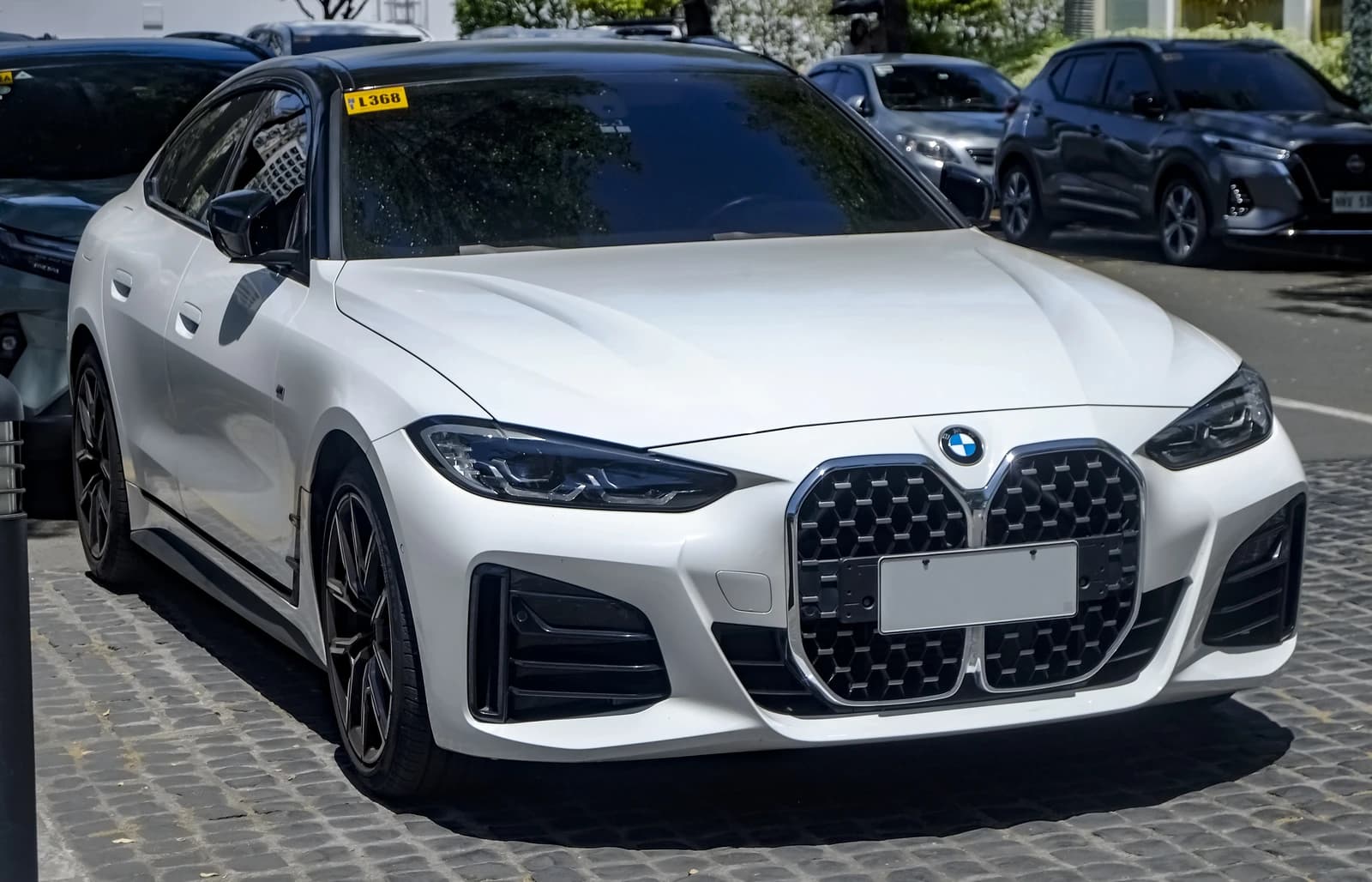 BMW 420i Gran Coupe G26 LCI M Sport Package, Alpine White with Black roof.