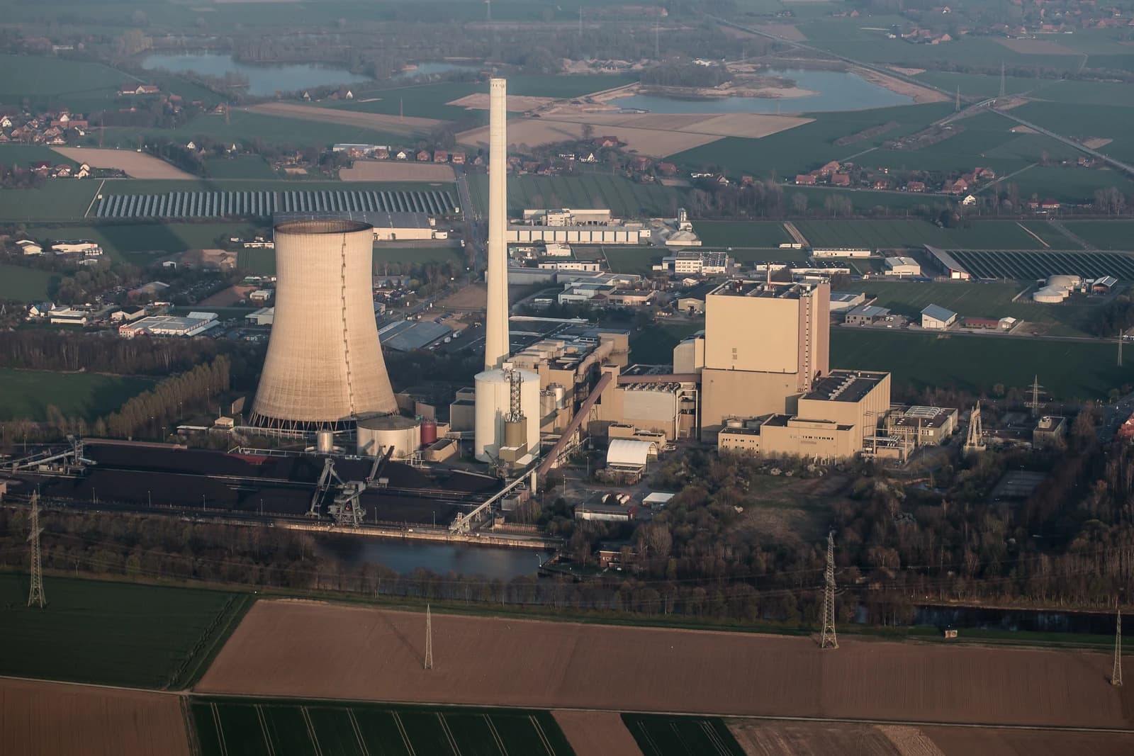 Aerial view of Heyden coal-fired power station, cooling tower, and smokestack.