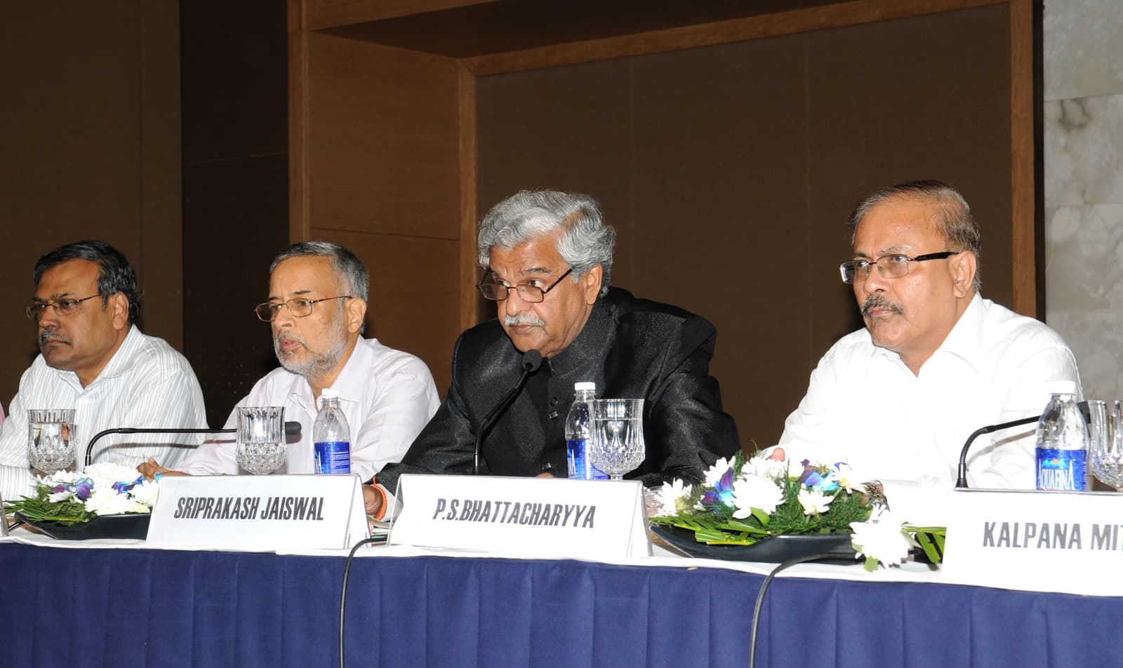 Shri Sriprakash Jaiswal, Minister of State for Coal, addressing a press conference.