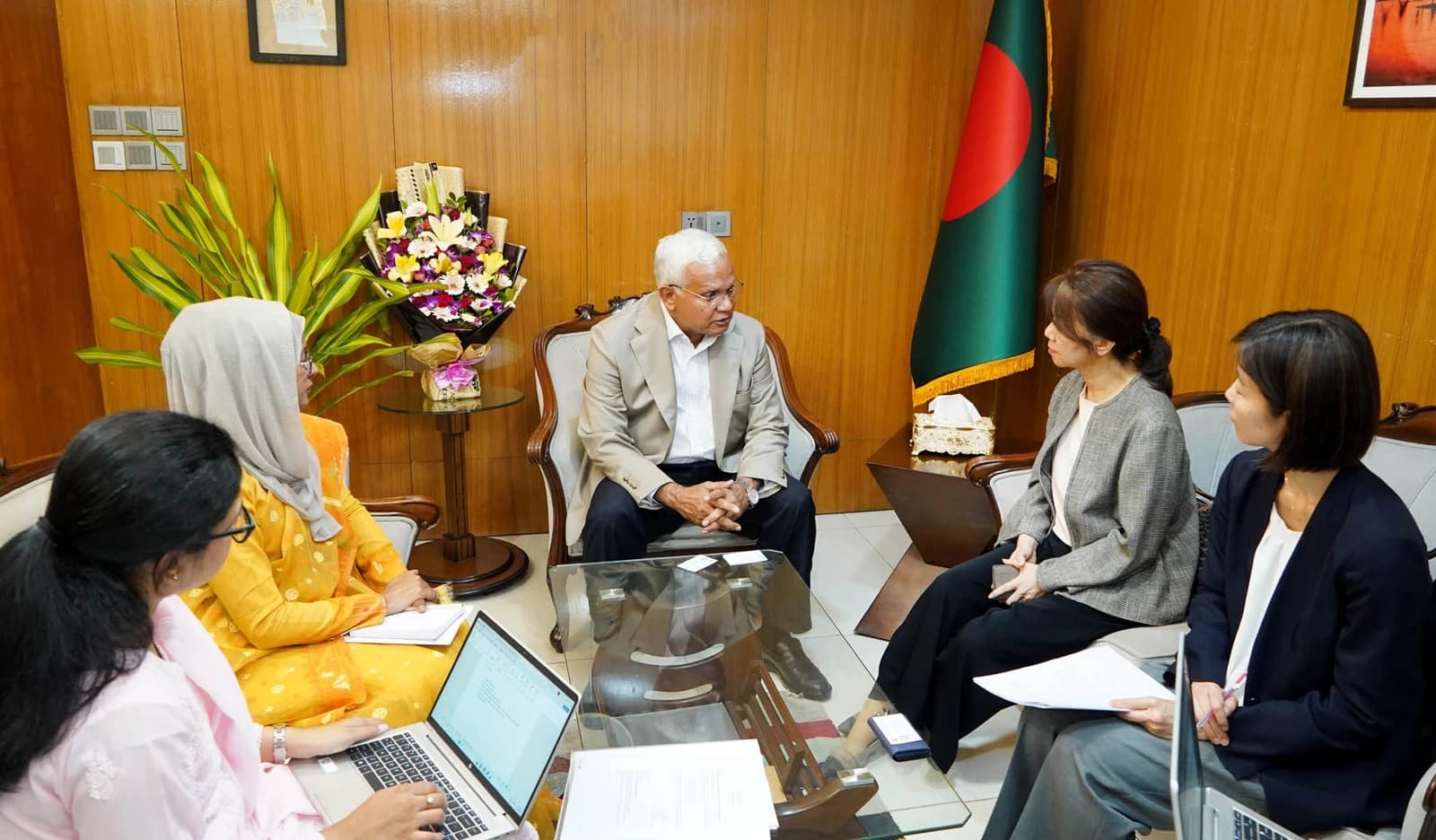 Social Welfare Minister and JICA delegation members in a meeting room.
