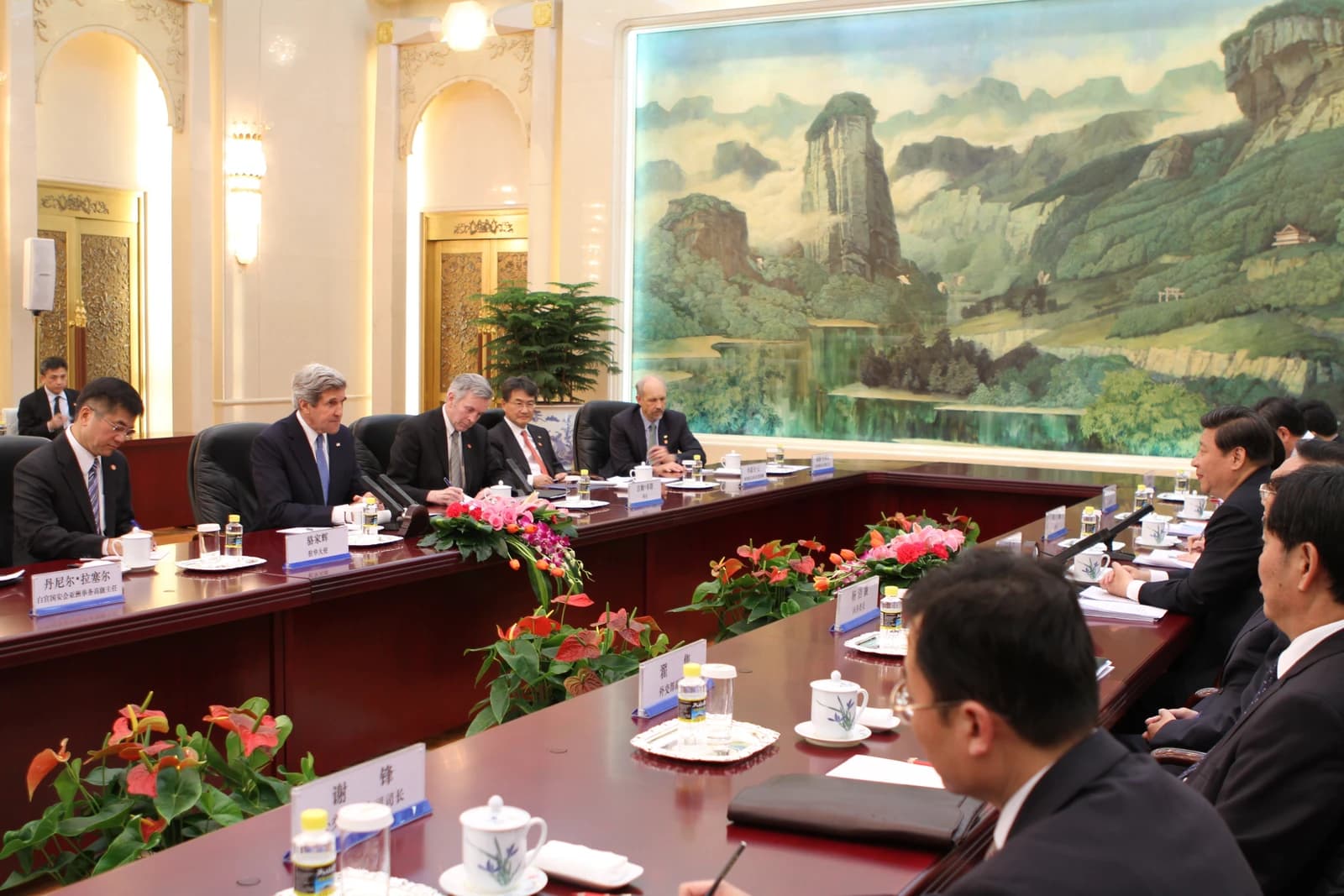 Chinese President Xi Jinping and U.S. Secretary of State John Kerry meeting at a long table.