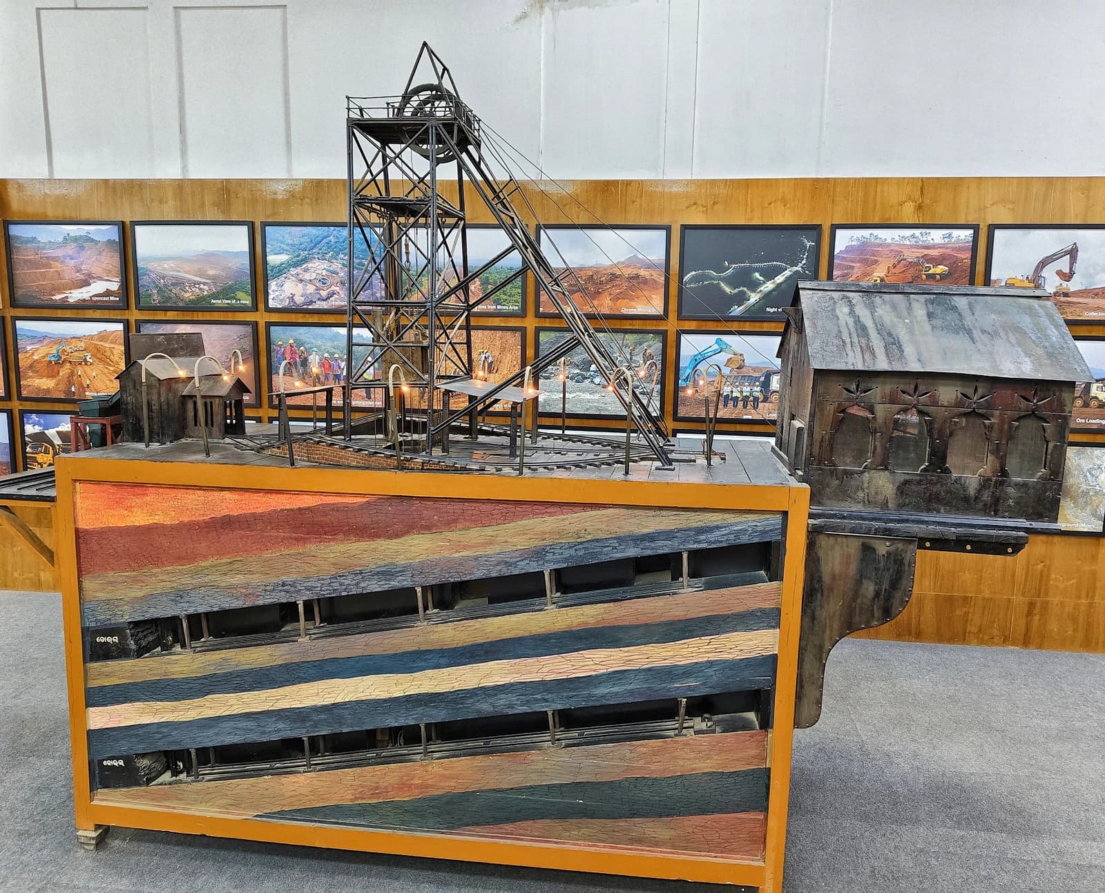 Detailed model of underground coal mining infrastructure and geological layers.