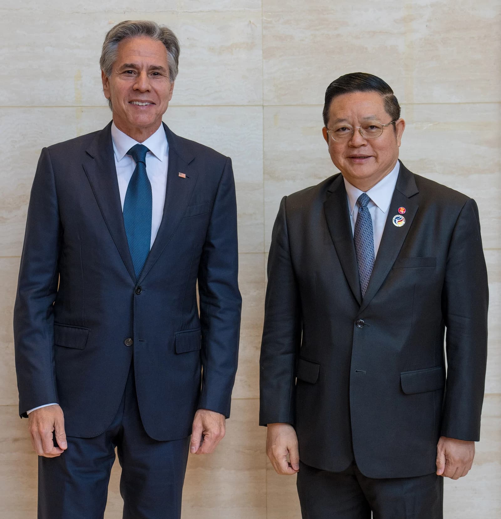Kao Kim Hourn, ASEAN Secretary-General, and Antony Blinken, US Secretary of State, posing.