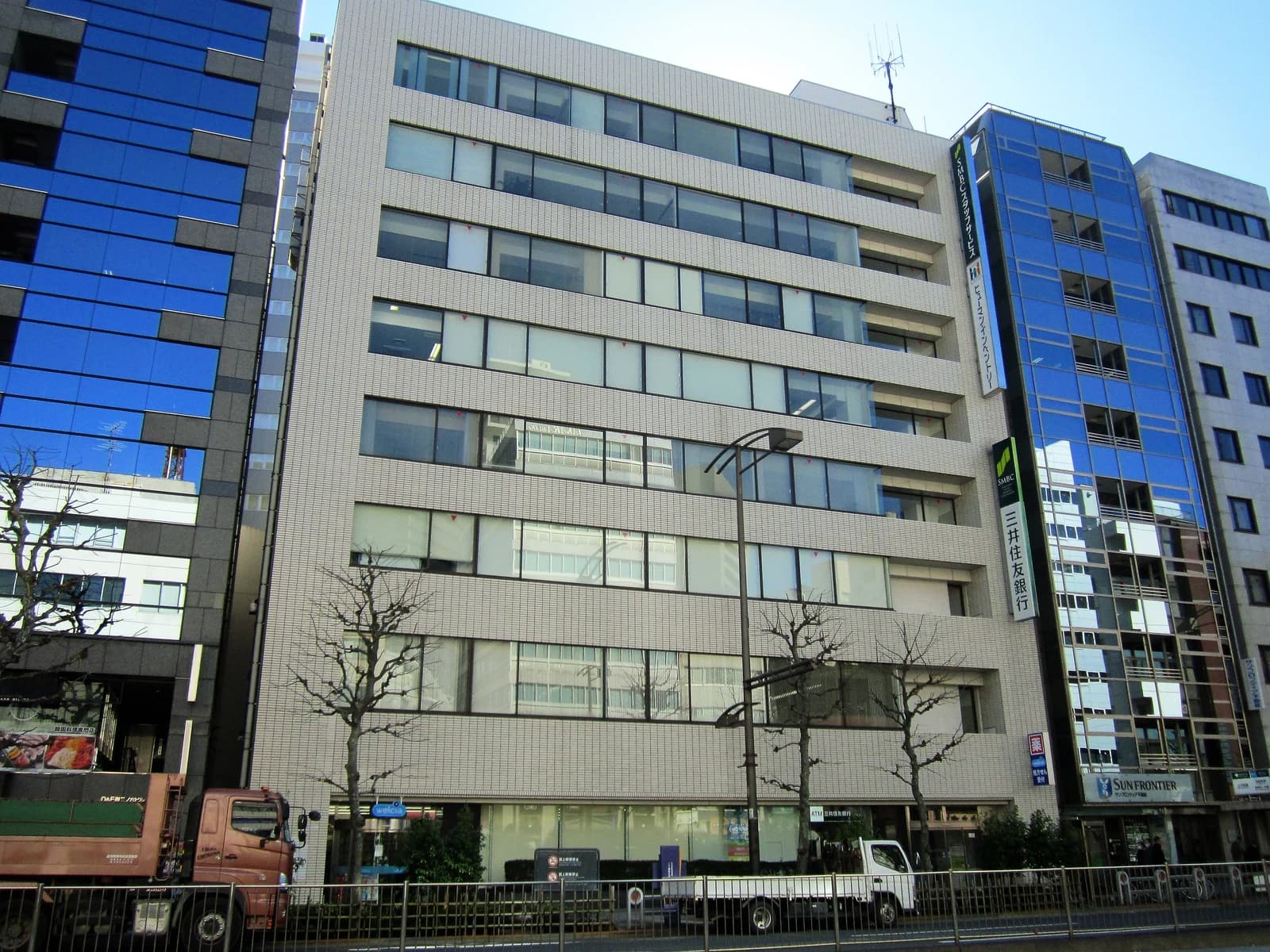 Exterior view of the Sumitomo Mitsui Banking Corporation office building in Tokyo.
