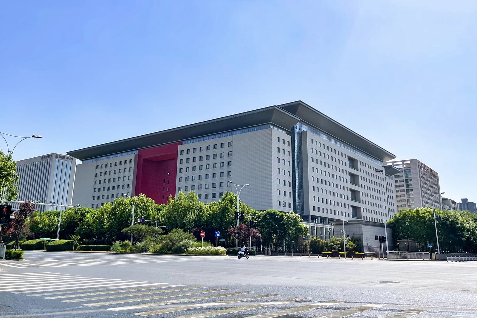 Building of Henan Provincial People's Government seen from across a street.