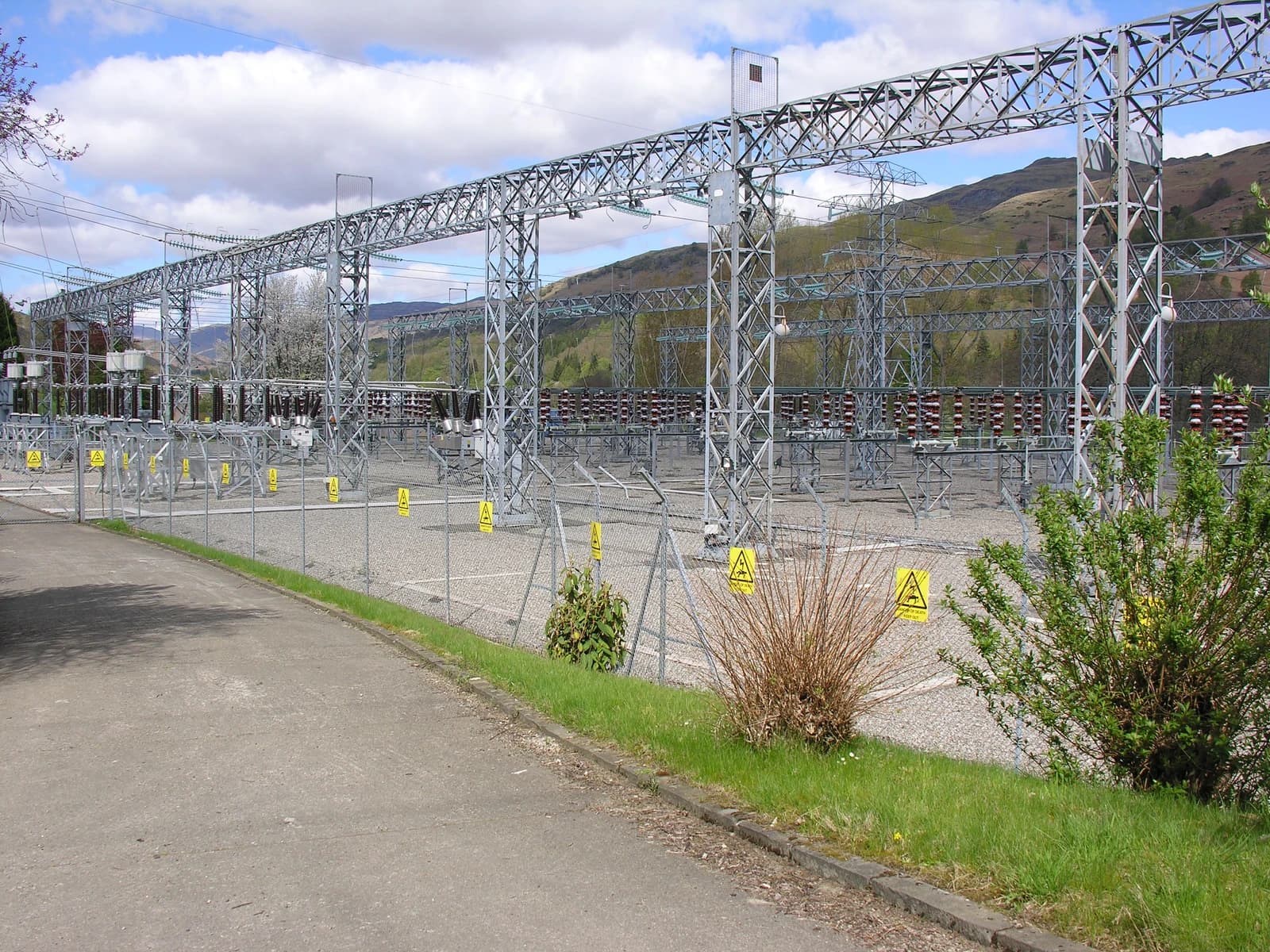 Killin substation infrastructure with power lines against a cloudy sky.