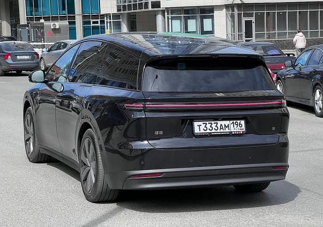 Black Li Xiang i8 electric car parked on a city street, rear view.
