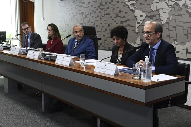 Members of the Brazilian Foreign Relations and National Defense Commission meeting at a long table.