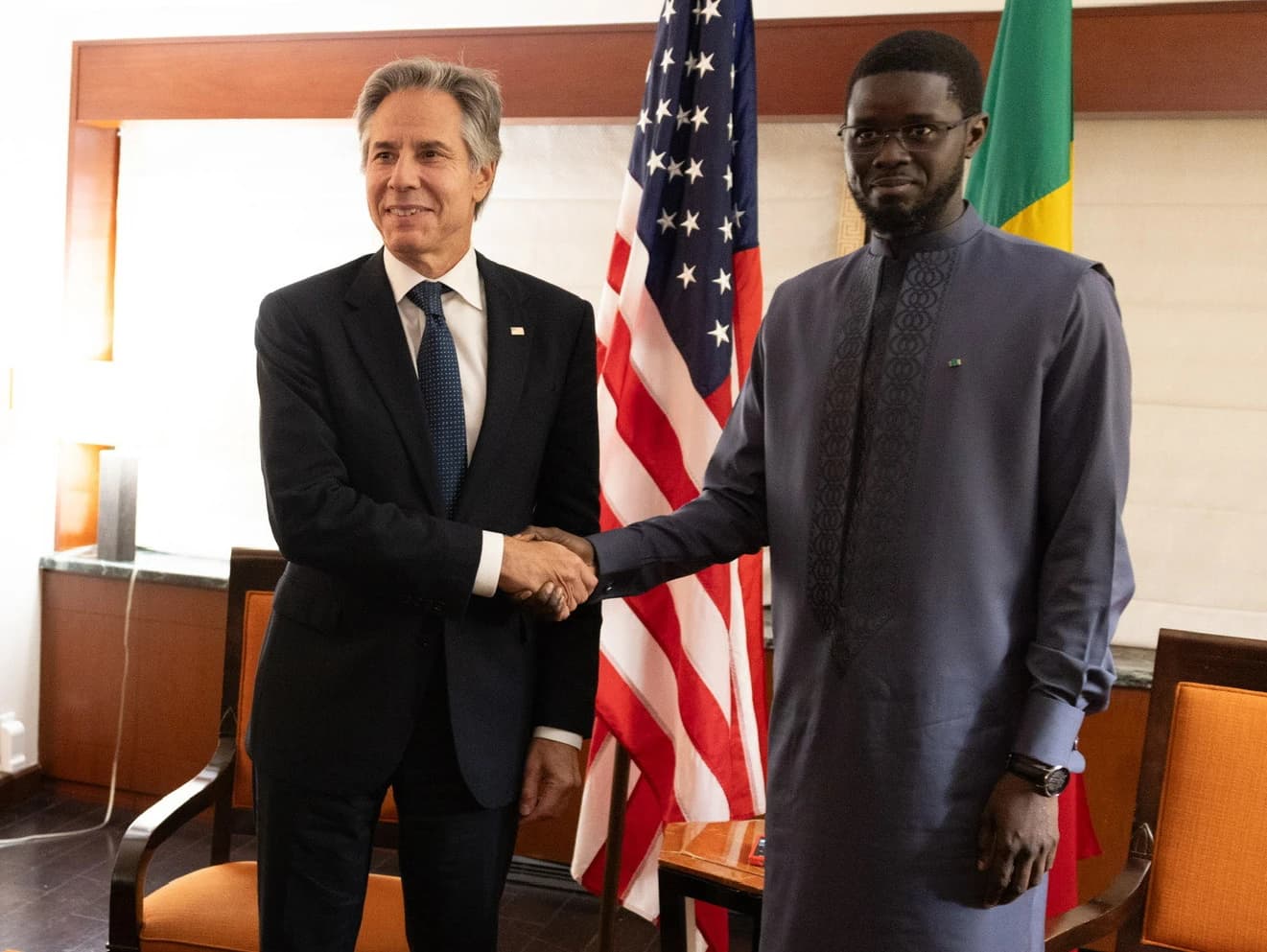 Secretary Blinken shakes hands with the President of Senegal.