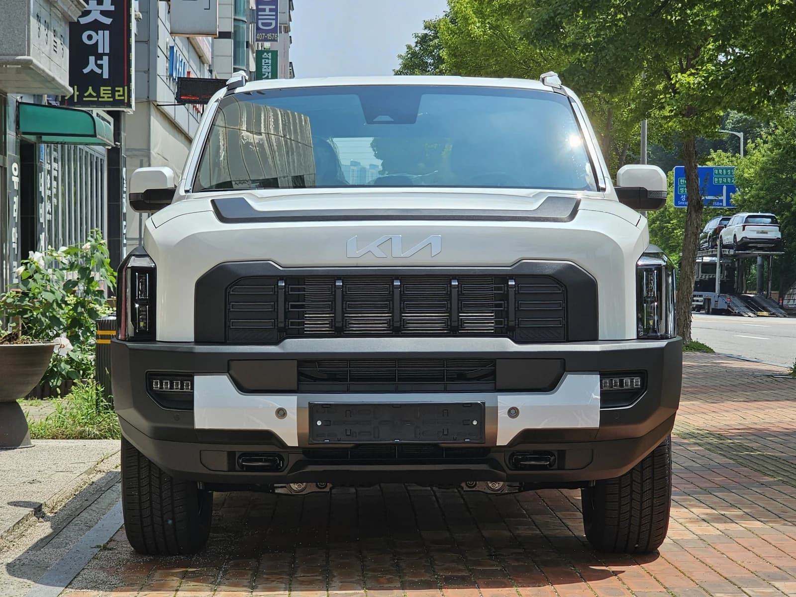Front view of a white Kia Tasman 2.5T 4X Extreme TK1 pickup truck.