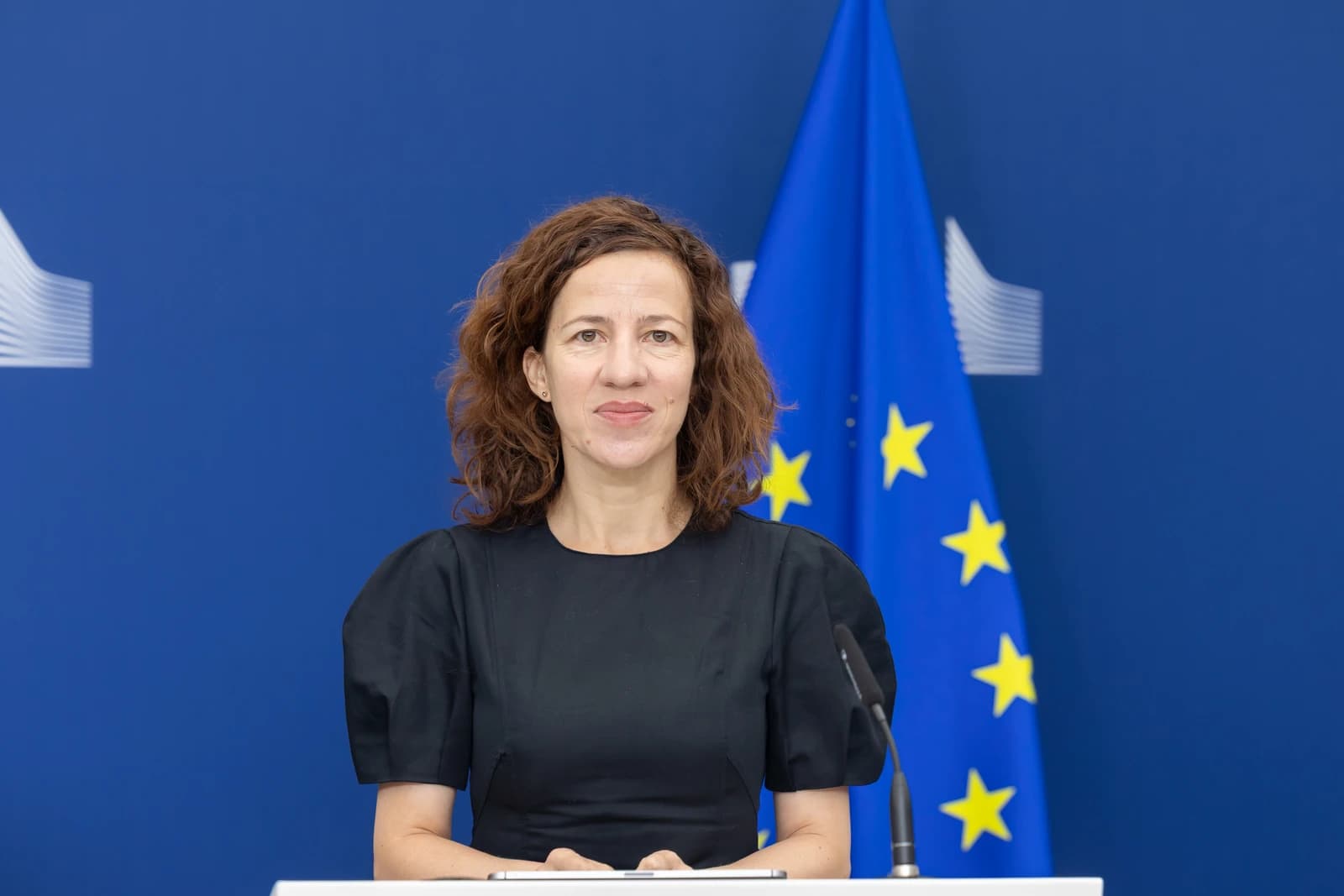 Roxana Mînzatu, Romanian Minister of European Funds, speaking at a podium.