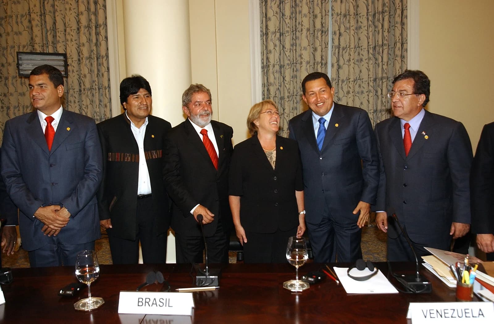 Presidentes18012007.jpg: Six South American leaders stand at a meeting table during a summit.