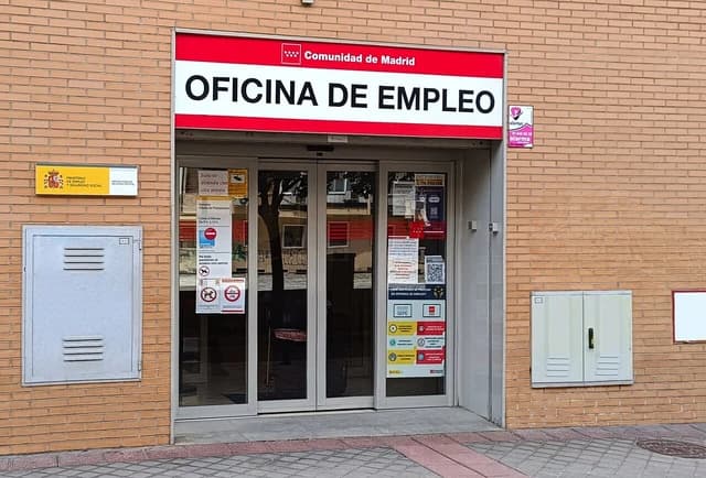 Entrance to an employment office in the Concepción neighborhood of Madrid, featuring the sign 'Oficina de Empleo'.