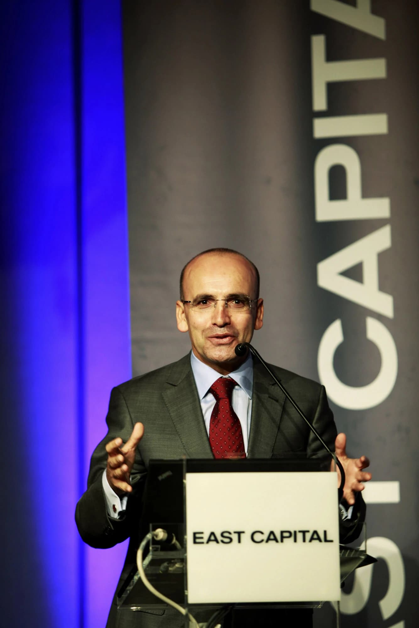 Mehmet Şimşek, Turkish politician, speaking at a podium with microphone.