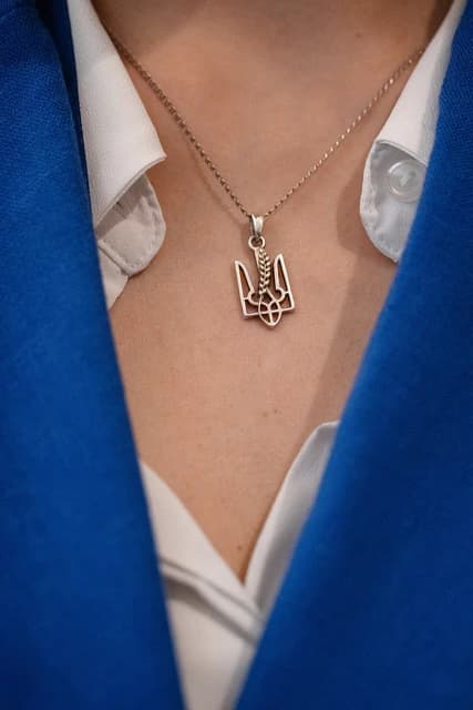 Roberta Metsola, President of the European Parliament, wearing a Ukrainian trident necklace.
