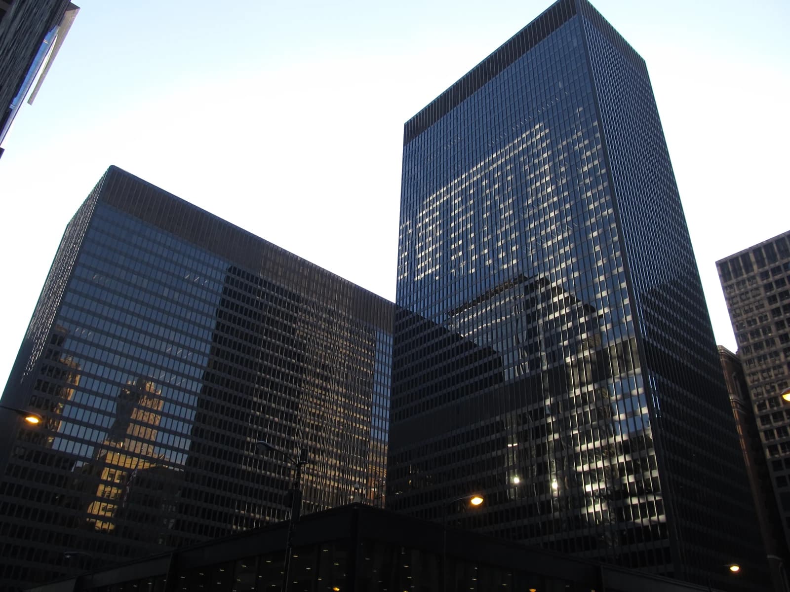Exterior view of the Kluczynski Federal Building and Dirksen United States Courthouse in Chicago.