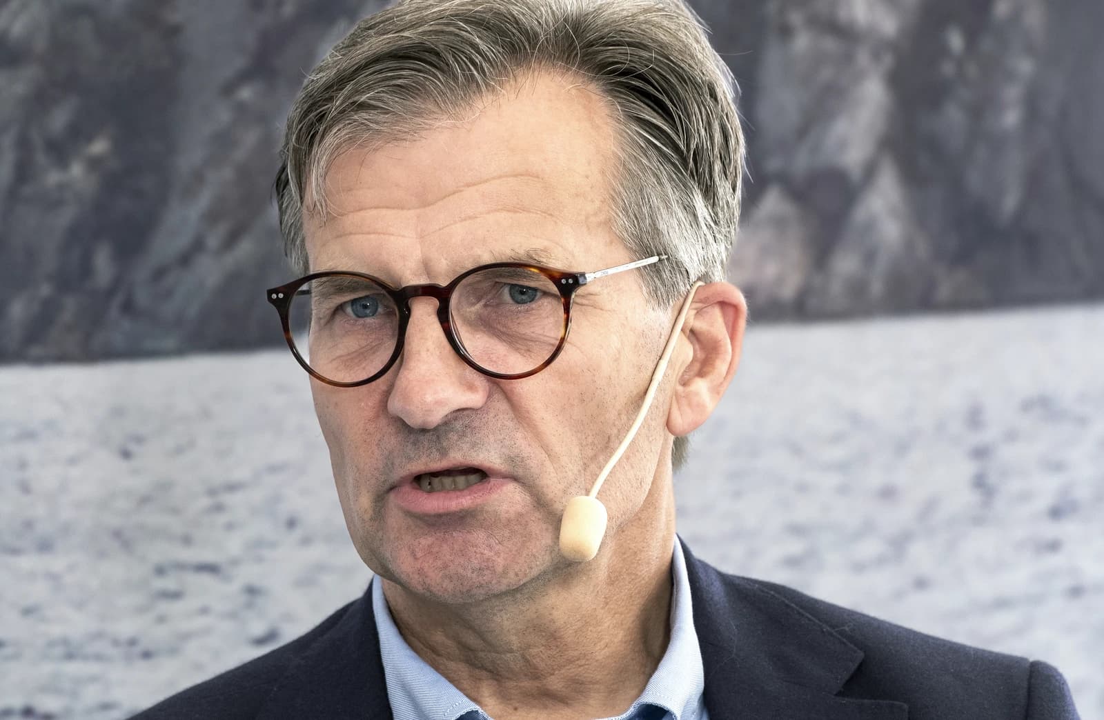 Erik Thedéen, Governor of the Riksbank, speaking into a microphone.