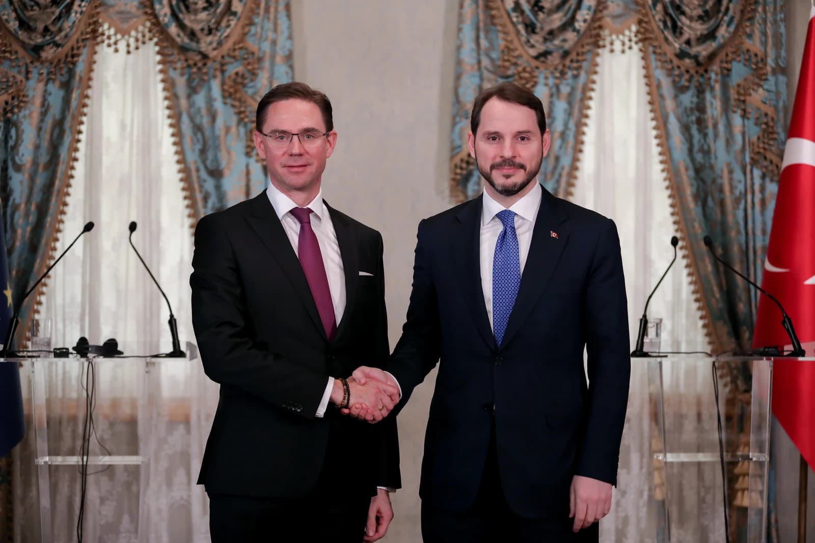 Berat Albayrak, Turkish Minister of Treasury and Finance, shaking hands with Jyrki Katainen.