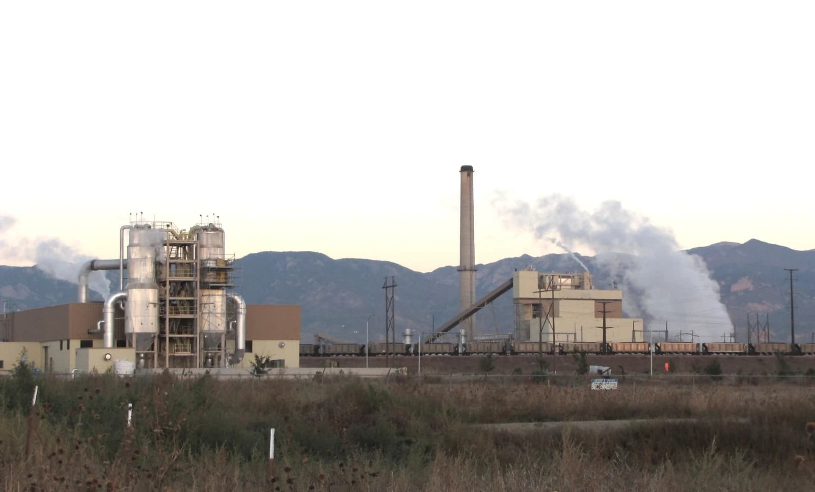 Front Range Power Plant and Ray D. Nixon Power Plant against a backdrop of mountains.