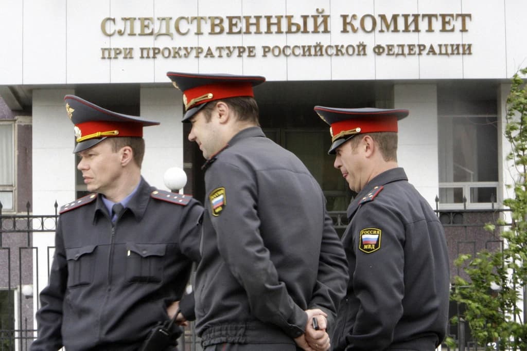 Russian law enforcement officers stand outside the Investigative Committee under the Prosecutor General's Office.