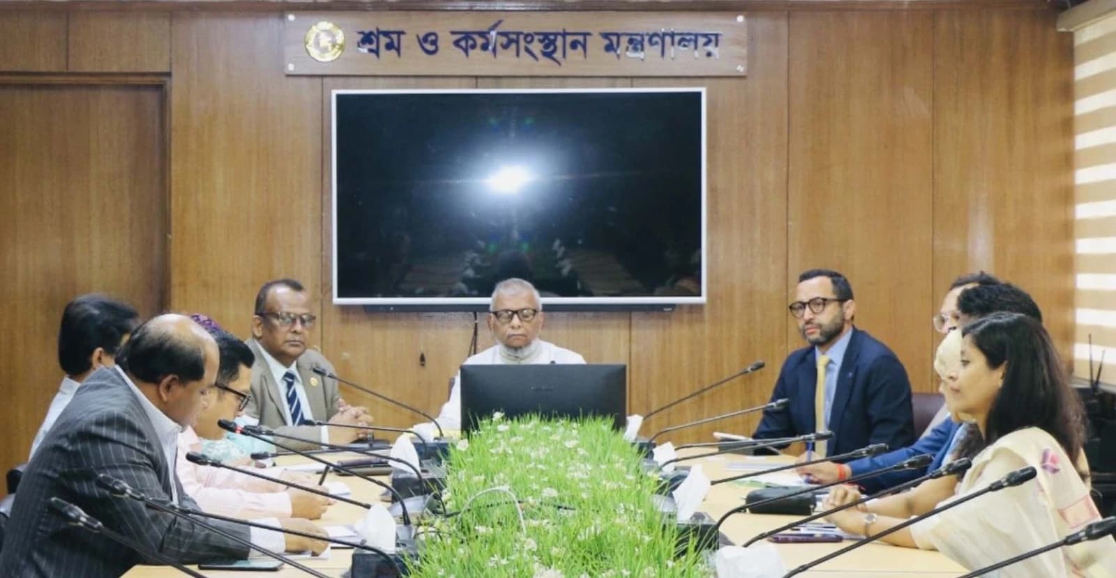 Max Tuñón, ILO Director, and Arif Ul Haque Chowdhury, Labor Minister, at a meeting.