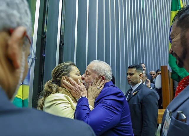 Luiz Inácio Lula da Silva and Janja Lula da Silva kiss at a presidential inauguration.