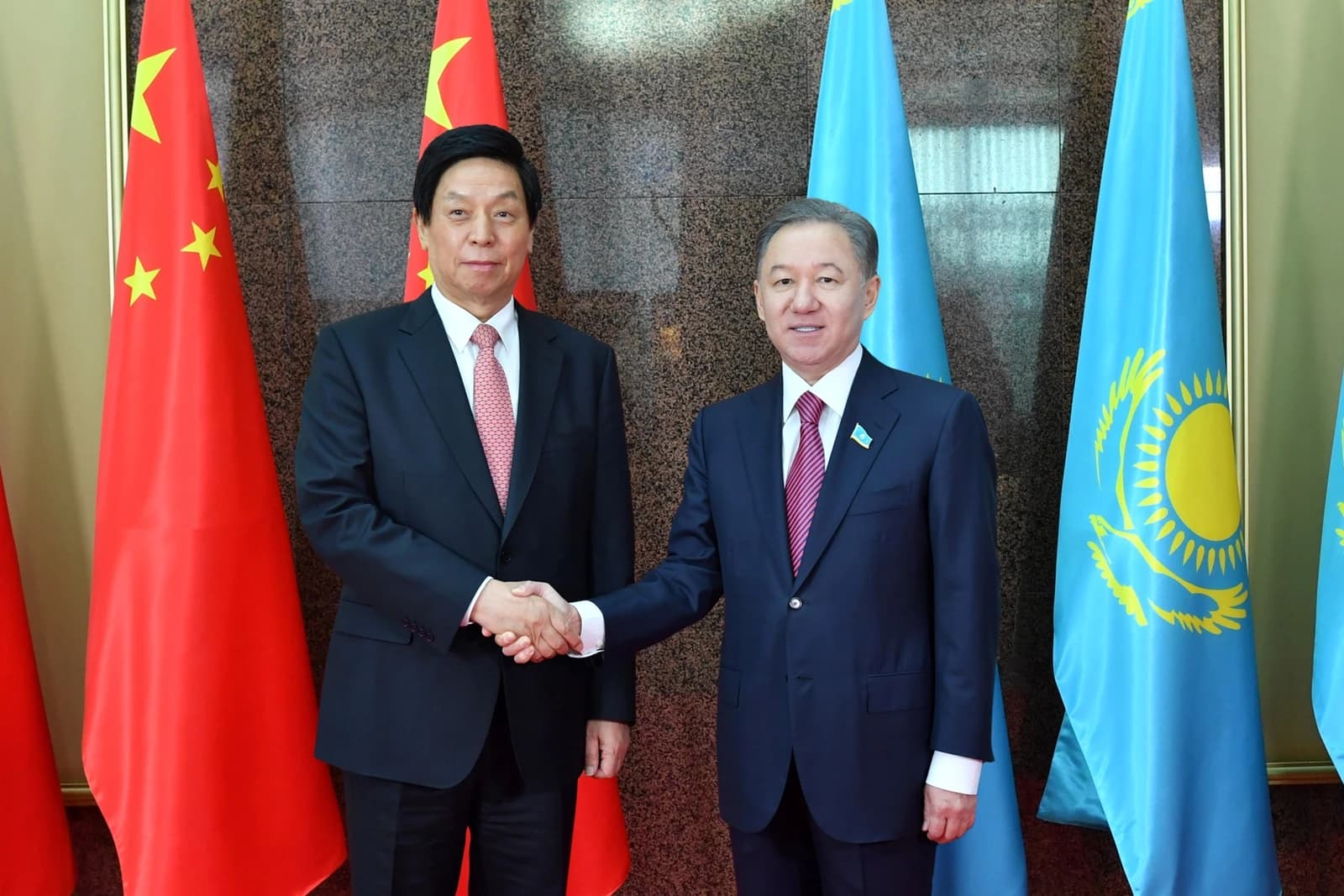 Nurlan Nigmatulin, Chairman of the Mazhilis, shaking hands with Li Zhanshu, Chairman of the NPC Standing Committee.